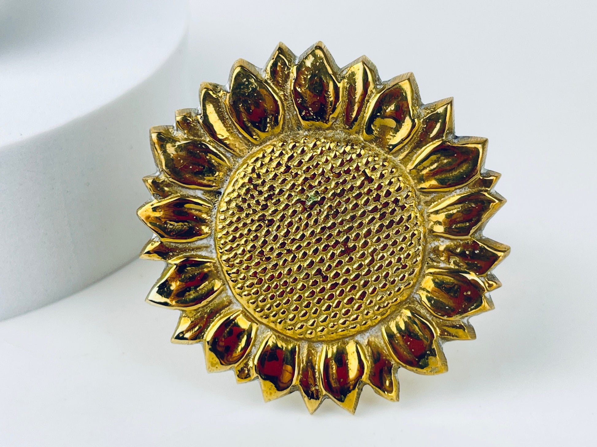 Product image for 'vintage brass sunflower napkin ring holders set of two 2 attractive aged patina' (view 2942f4)