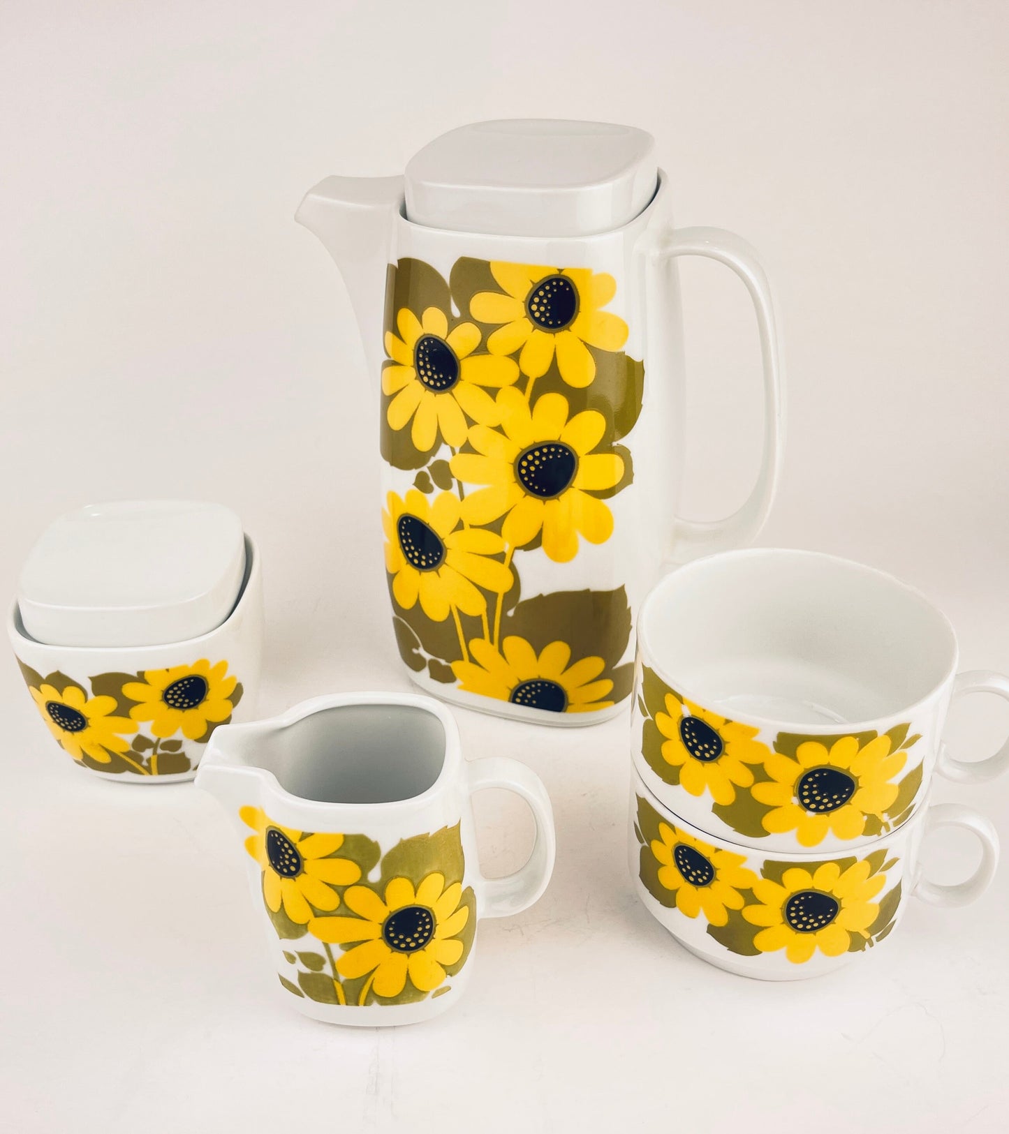Product image for 'vintage yellow daisy tea set schirnding bavaria tea kettle cream sugar tea cups' (view 0037f3)
