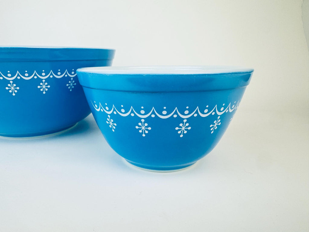 Product image for 'vintage snowflake blue garland pyrex glass mixing bowls sold separately' (view 8ffaf6)