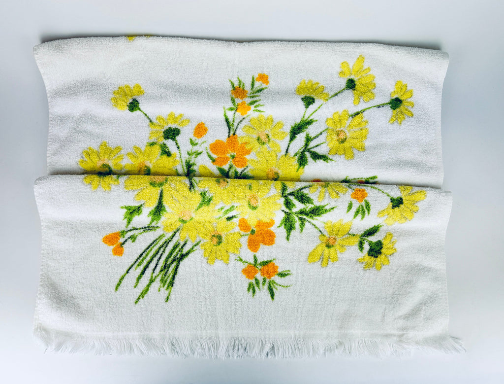 Product image for 'vintage floral bouquet white fringe bath towel wabasso made in canada' (view 4a085c)