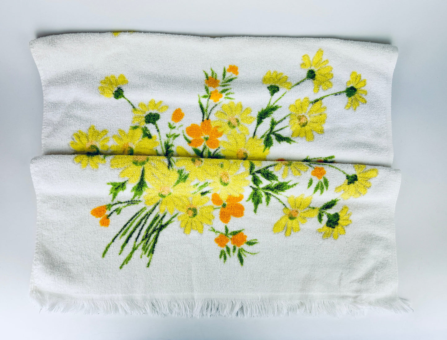 Product image for 'vintage floral bouquet white fringe bath towel wabasso made in canada' (view 4a085c)