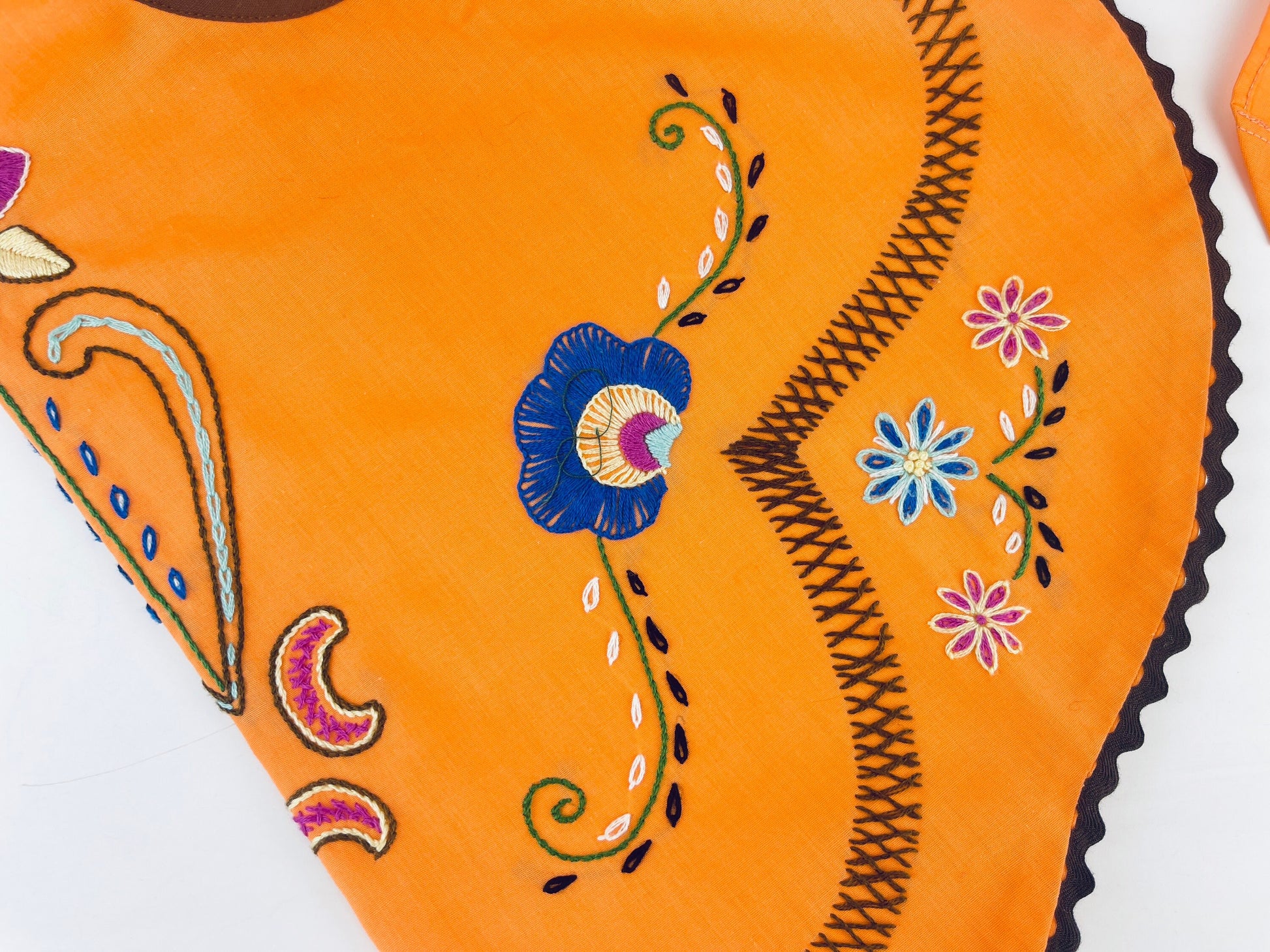 Product image for 'vintage embroidered floral oval waist apron orange brown duel eyelet pocket front' (view 5e62ea)
