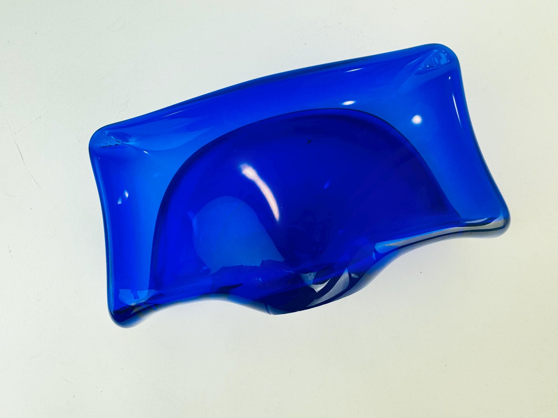 Product image for 'vintage cobalt blue art glass napkin holder hand made in italy by white cristal' (view cf8bf8)