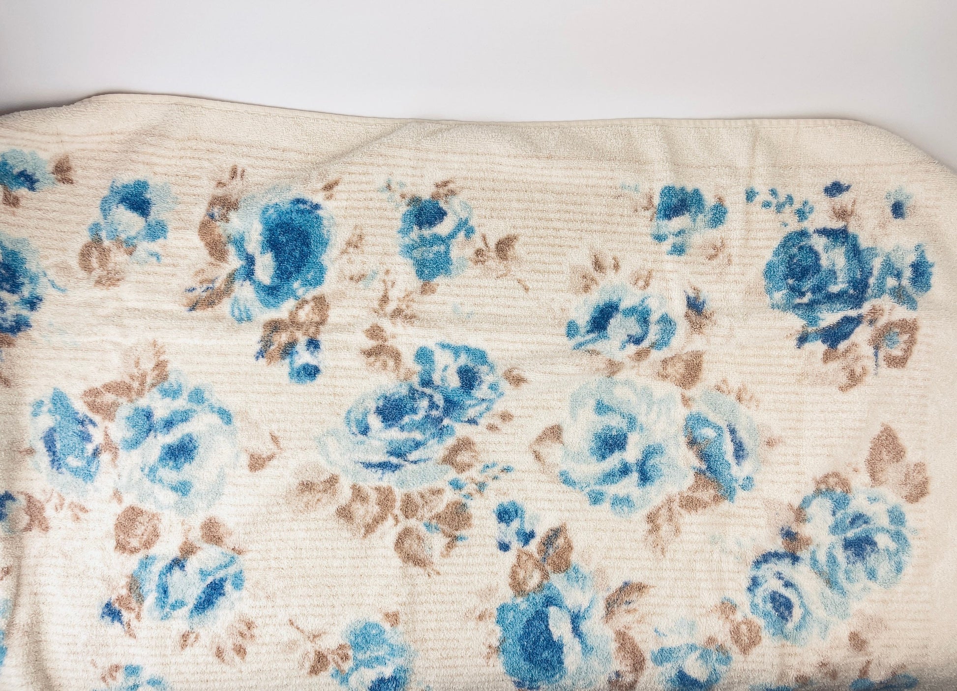 Product image for 'vintage blue floral fringe bath towel' (view b542d8)