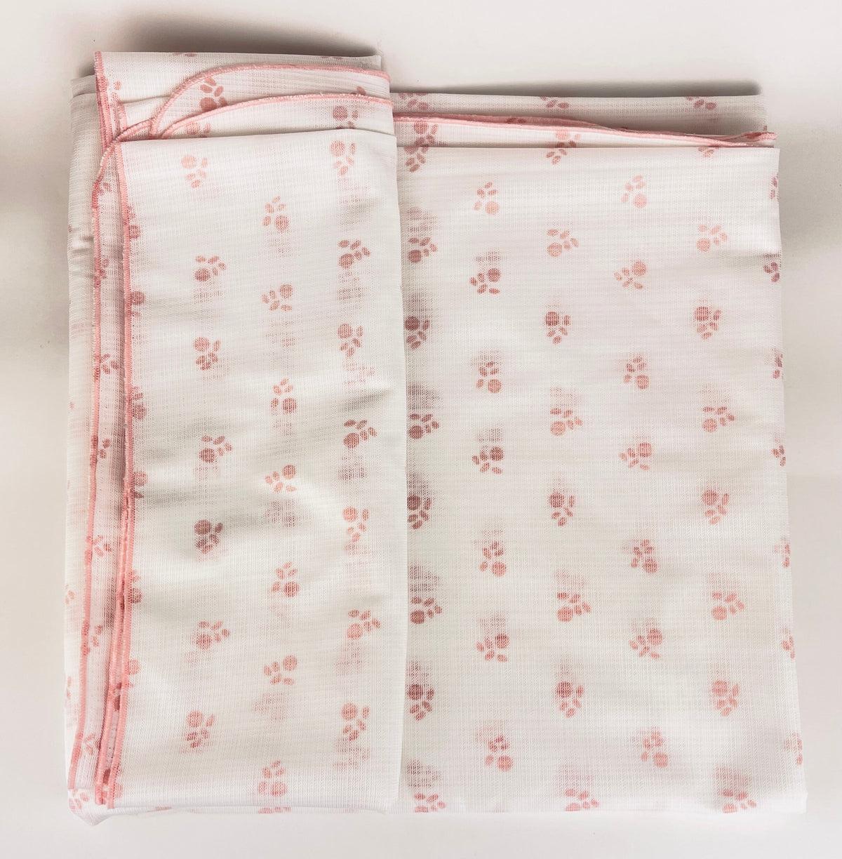 Product image for 'vintage semi sheer white pink floral acrylic rectangular table cloth' (view 731811)