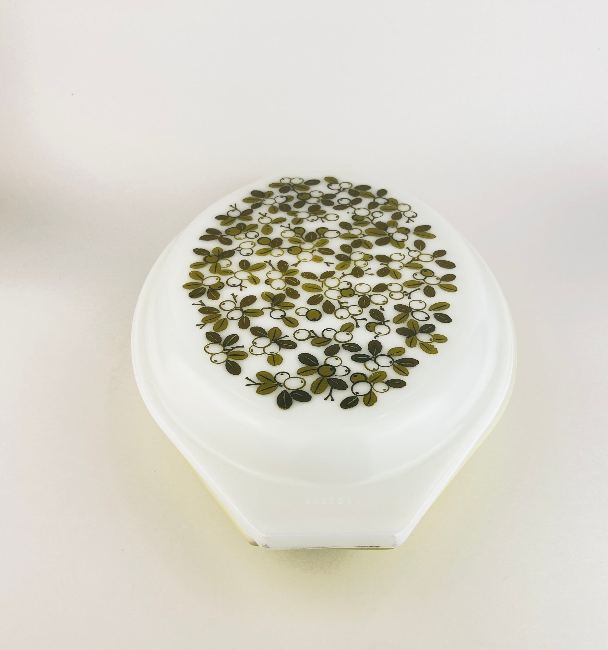Product image for 'vintage verde pyrex divided casserole dish 1 1 2 qt green olive branch pattern' (view fef3c6)