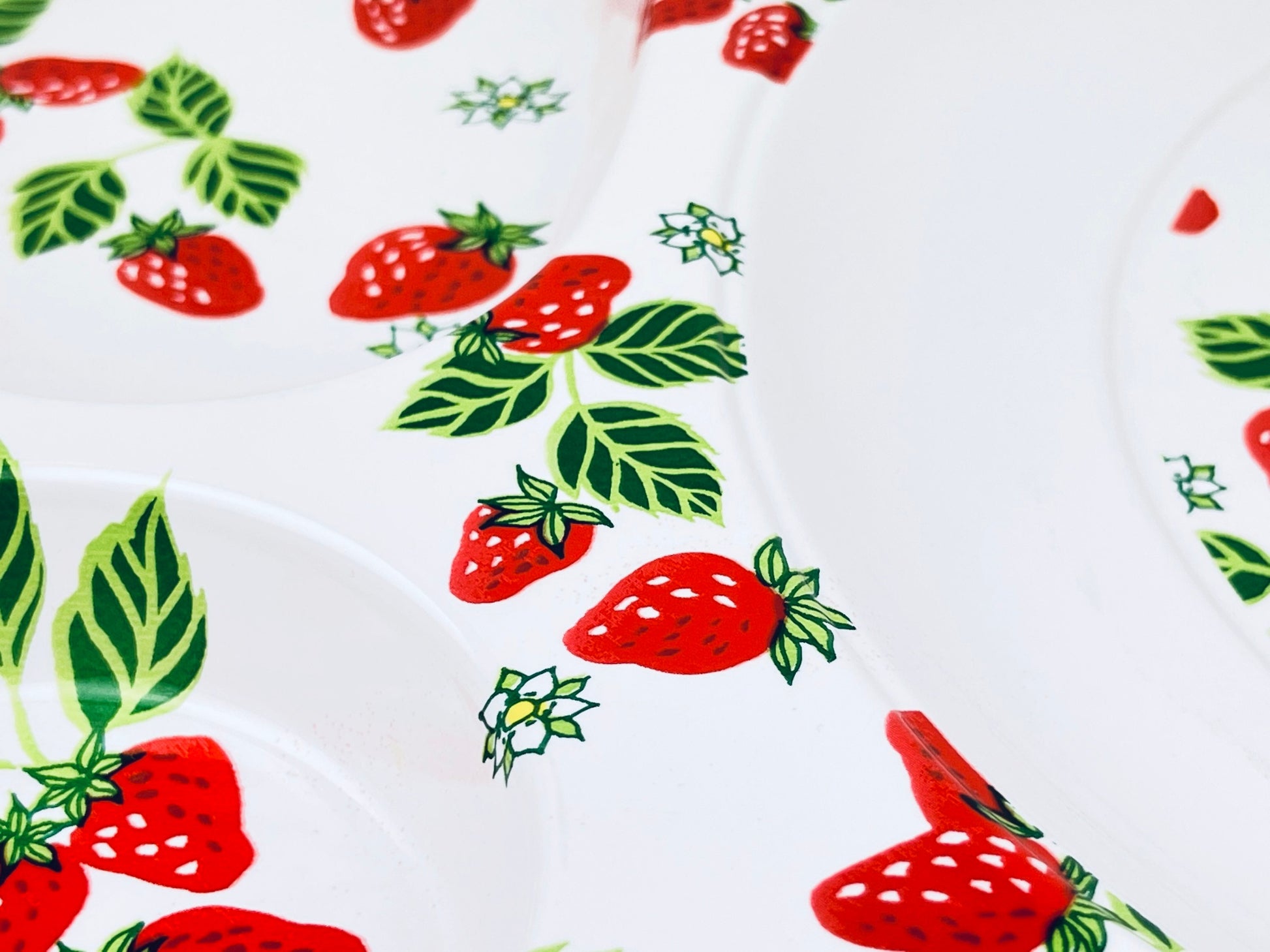 Product image for 'vintage strawberry fields tray retro picnic dining charm' (view f14805)