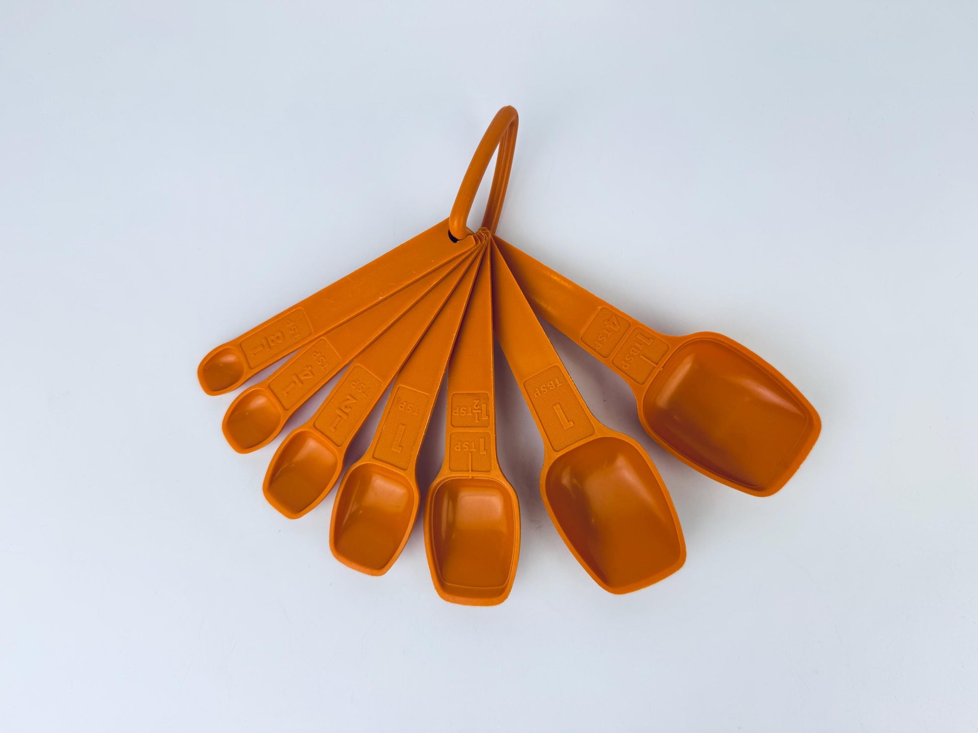 Product image for 'vintage 1980s tupperware orange plastic stacking measuring spoons classic retro kitchenware' (view 62a3ea)