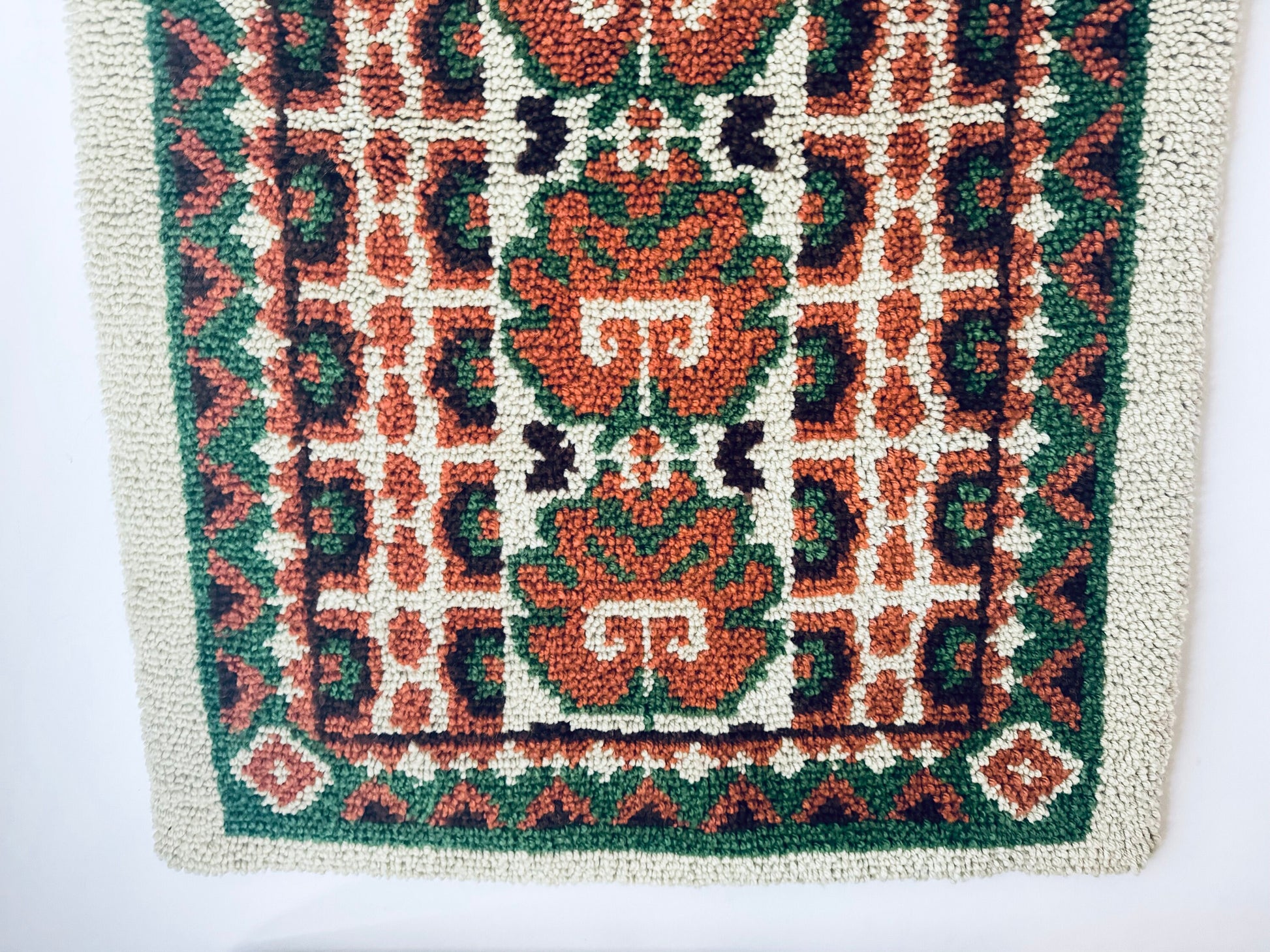 Product image for 'vintage handmade geometric latch hook tapestry wall hanging 30 x 43' (view 80a617)