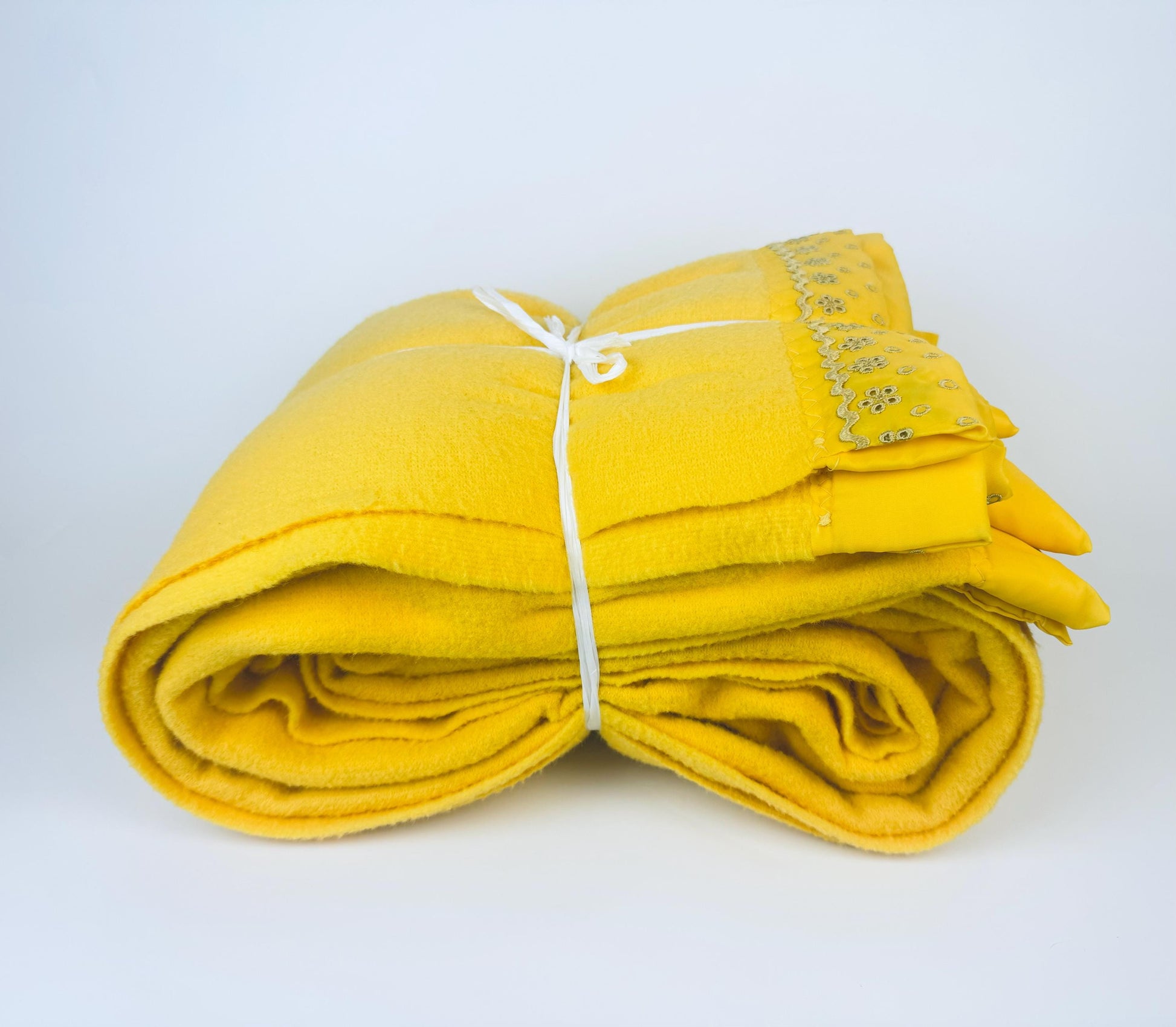 Product image for 'vintage yellow acrylic full blanket 82 x 92 floral eyelet satin ribbon trim made in canada' (view c49bb1)