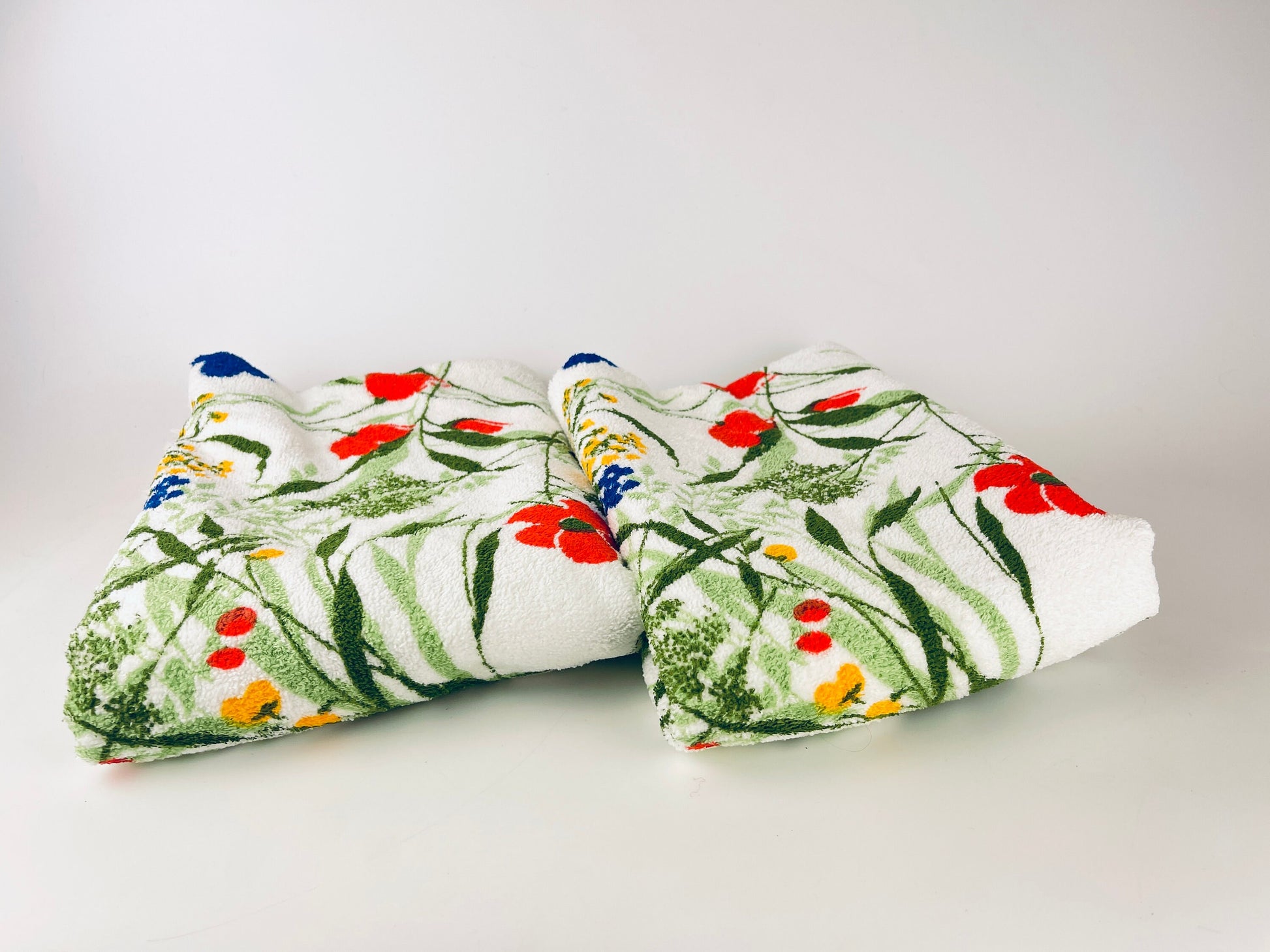 Product image for 'vintage floral print white bath towel made in canada by tex made new old stock nos sold separately' (view d69f3f)
