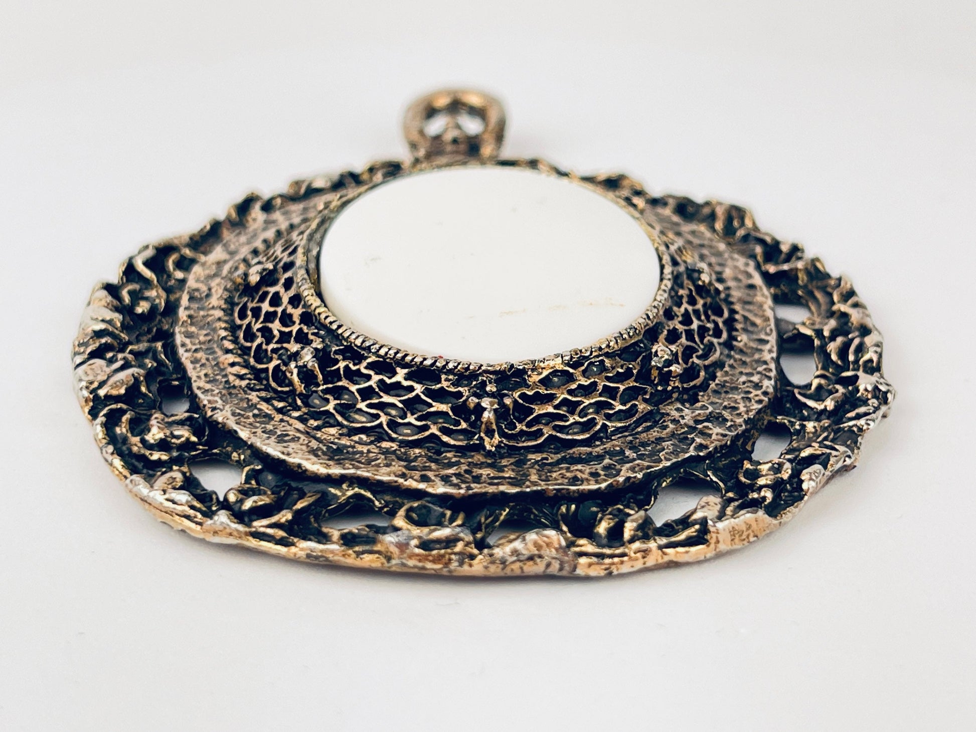 Product image for 'vintage ornate 24 kt gold plated cameo filigree oval brass metal frame wall mountable' (view cc2889)
