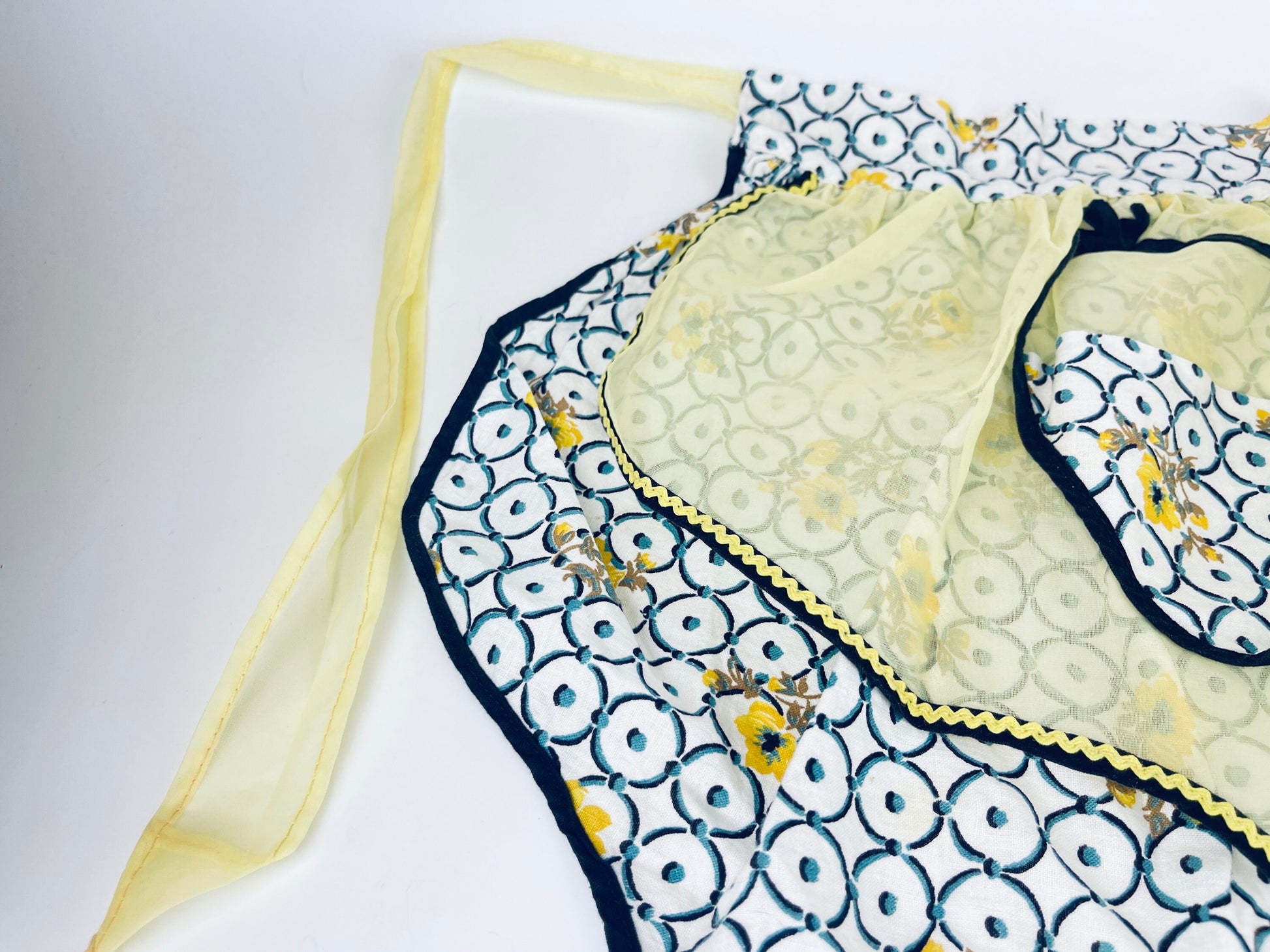 Product image for 'vintage semi sheer yellow floral geometric circle eyelet pocket waist apron scalloped front' (view b48e1f)