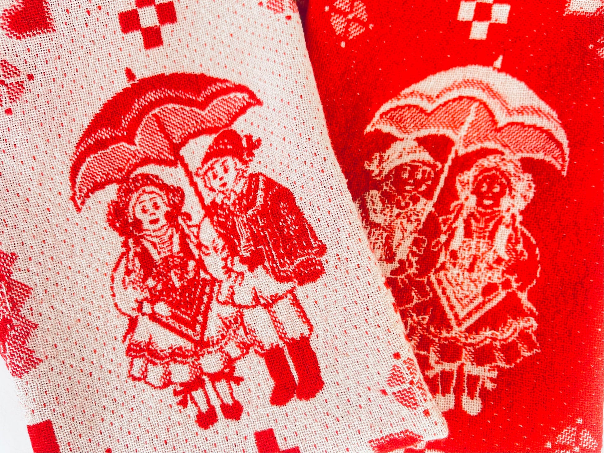 Product image for 'vintage red white austrian folk pattern fabric napkins set of four 4' (view 93e8dc)