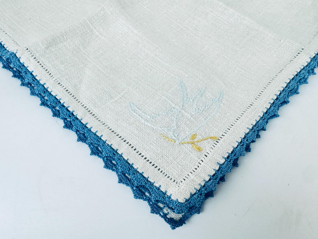 Product image for 'vintage 1940s embroidered linen napkins beige blue lace edge bird motif set of 4 table linens' (view 460e81)