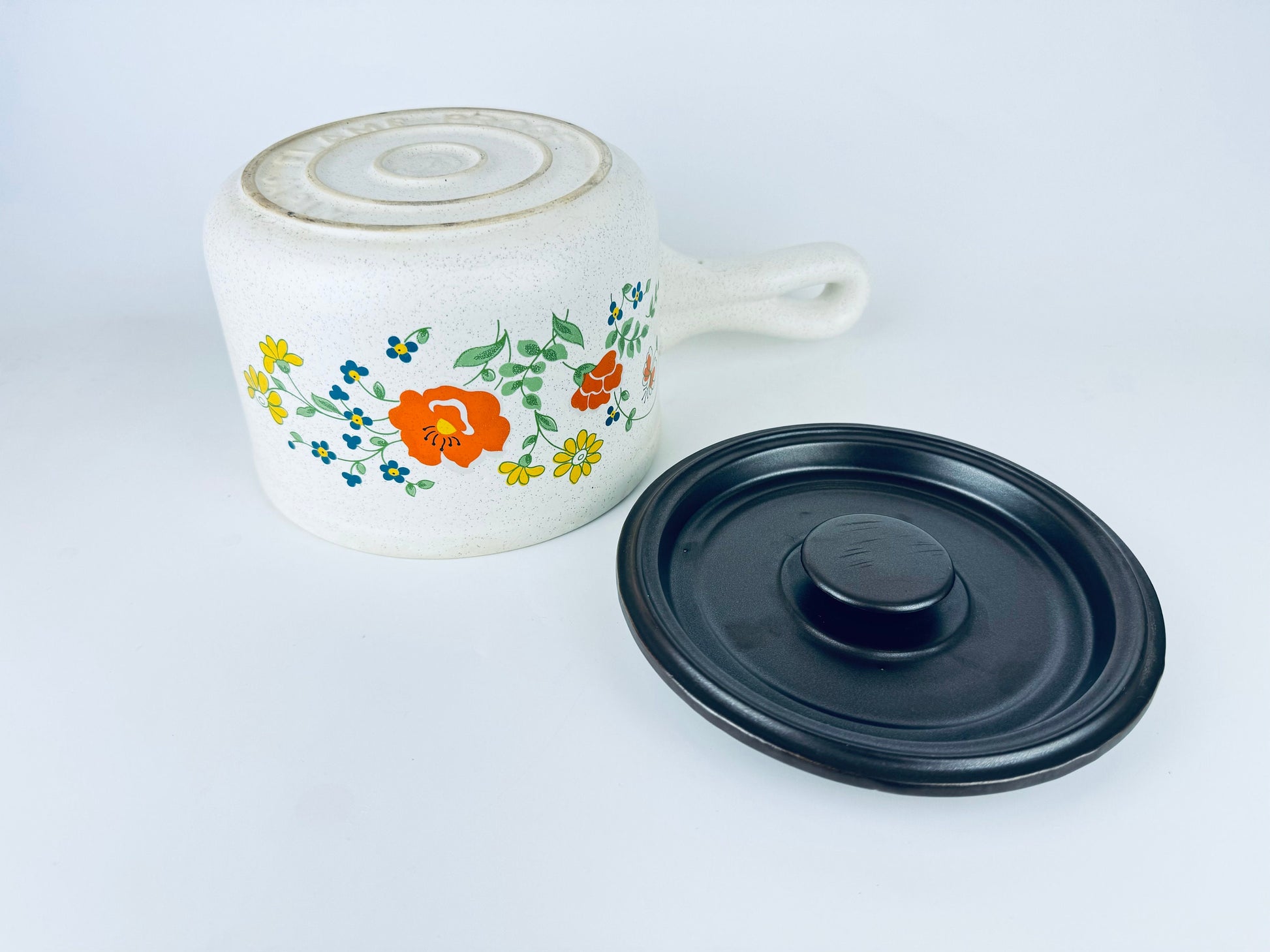 Product image for 'vintage flame proof beige speckle floral ceramic lidded pot made in japan' (view a56867)