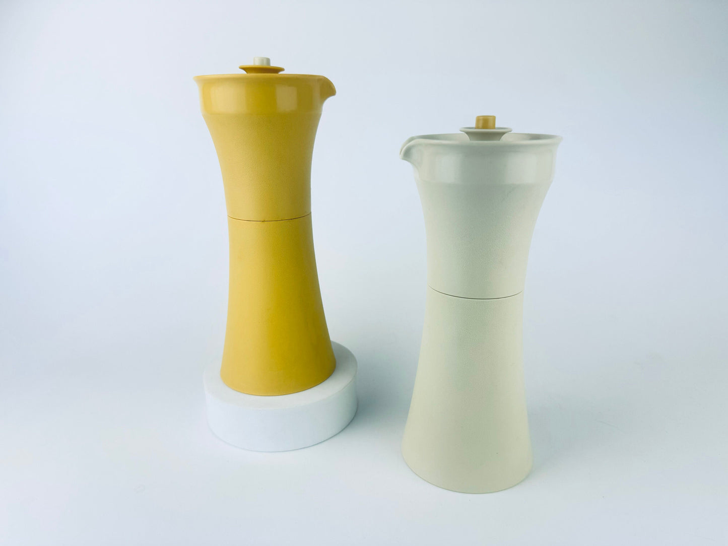 Product image for 'vintage plastic tupperware dressing cruet set of two 2 harvest gold almond colour made in canada' (view 30f1a0)
