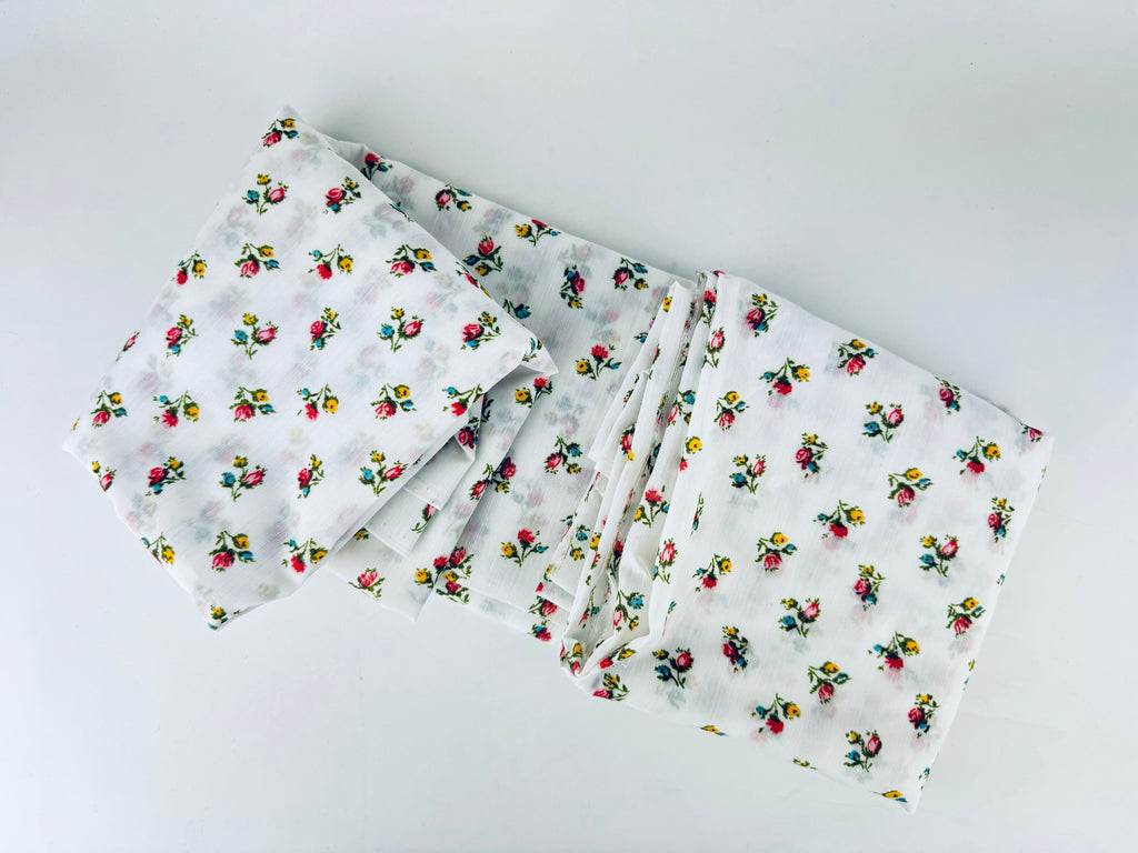 Product image for 'vintage floral bouquet print semi sheer polyester fabric material 45 x 106' (view 2cbce4)