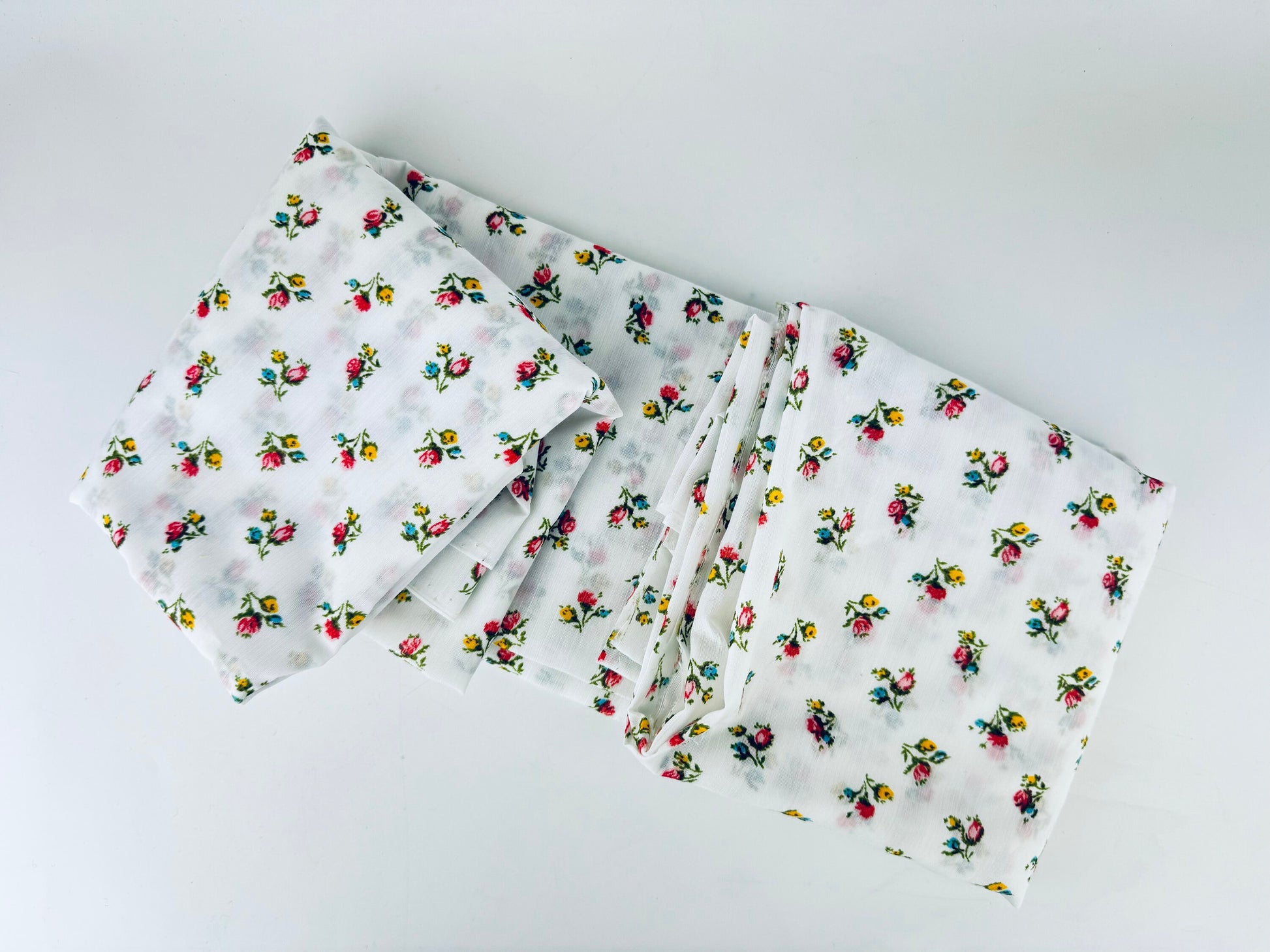 Product image for 'vintage floral bouquet print semi sheer polyester fabric material 45 x 106' (view 2cbce4)