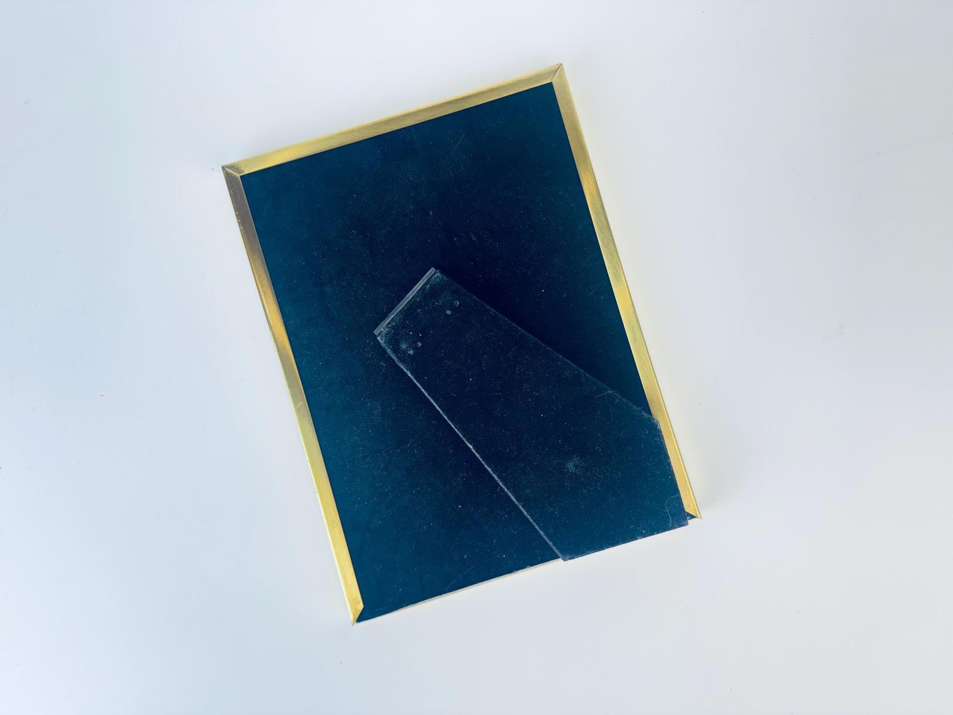 Product image for 'vintage faux brown leather gold brass tabletop picture frame 5 x 7' (view 072b8a)