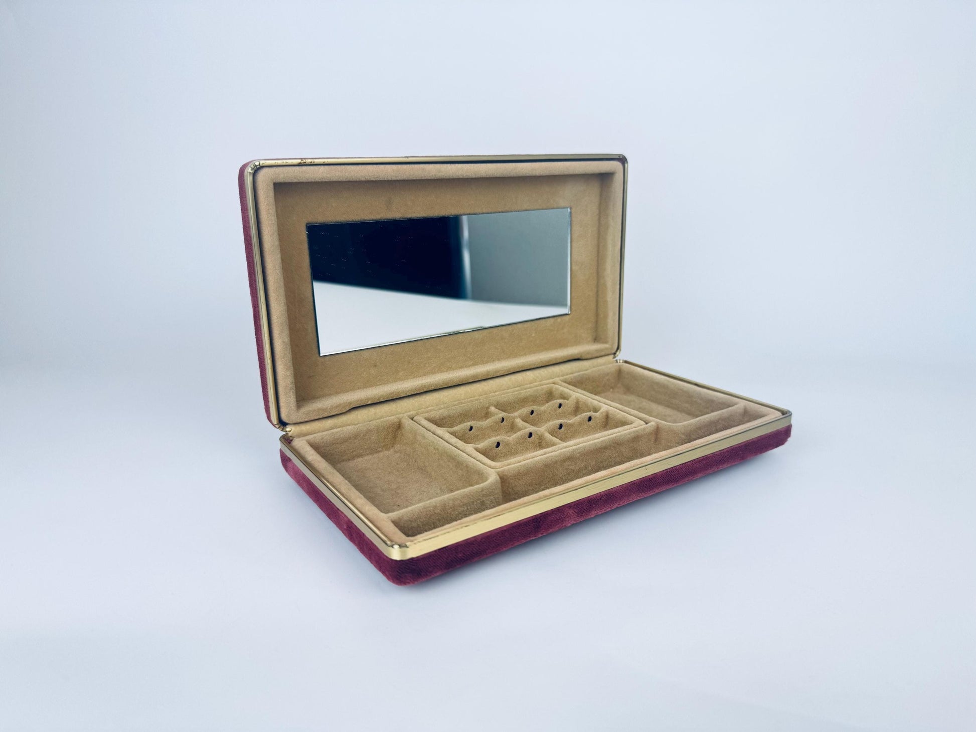 Product image for 'vintage 1980s mauve crushed velvet jewellery travel box with mirror' (view 423b00)
