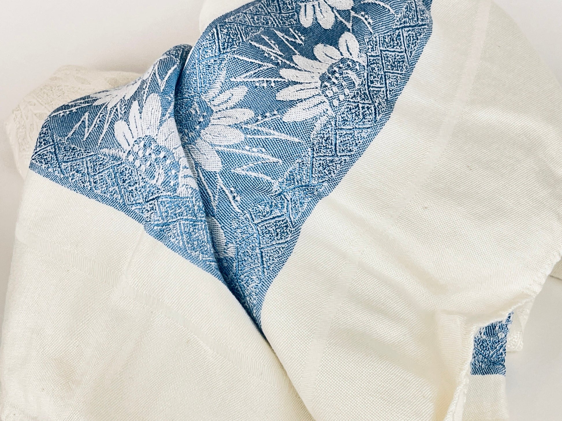Product image for 'vintage blue daisy white floral square tablecloth' (view d0fb1c)