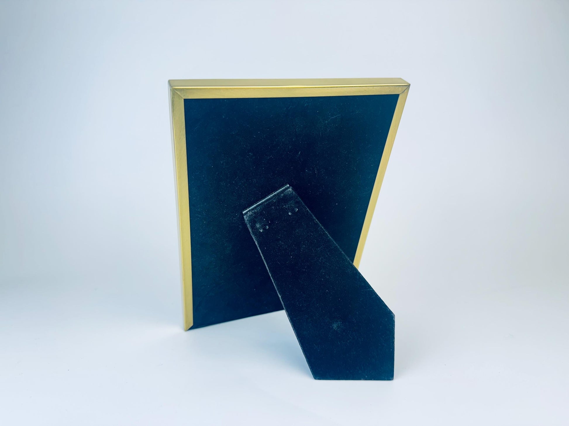Product image for 'vintage faux brown leather gold brass tabletop picture frame 5 x 7' (view d5ab17)