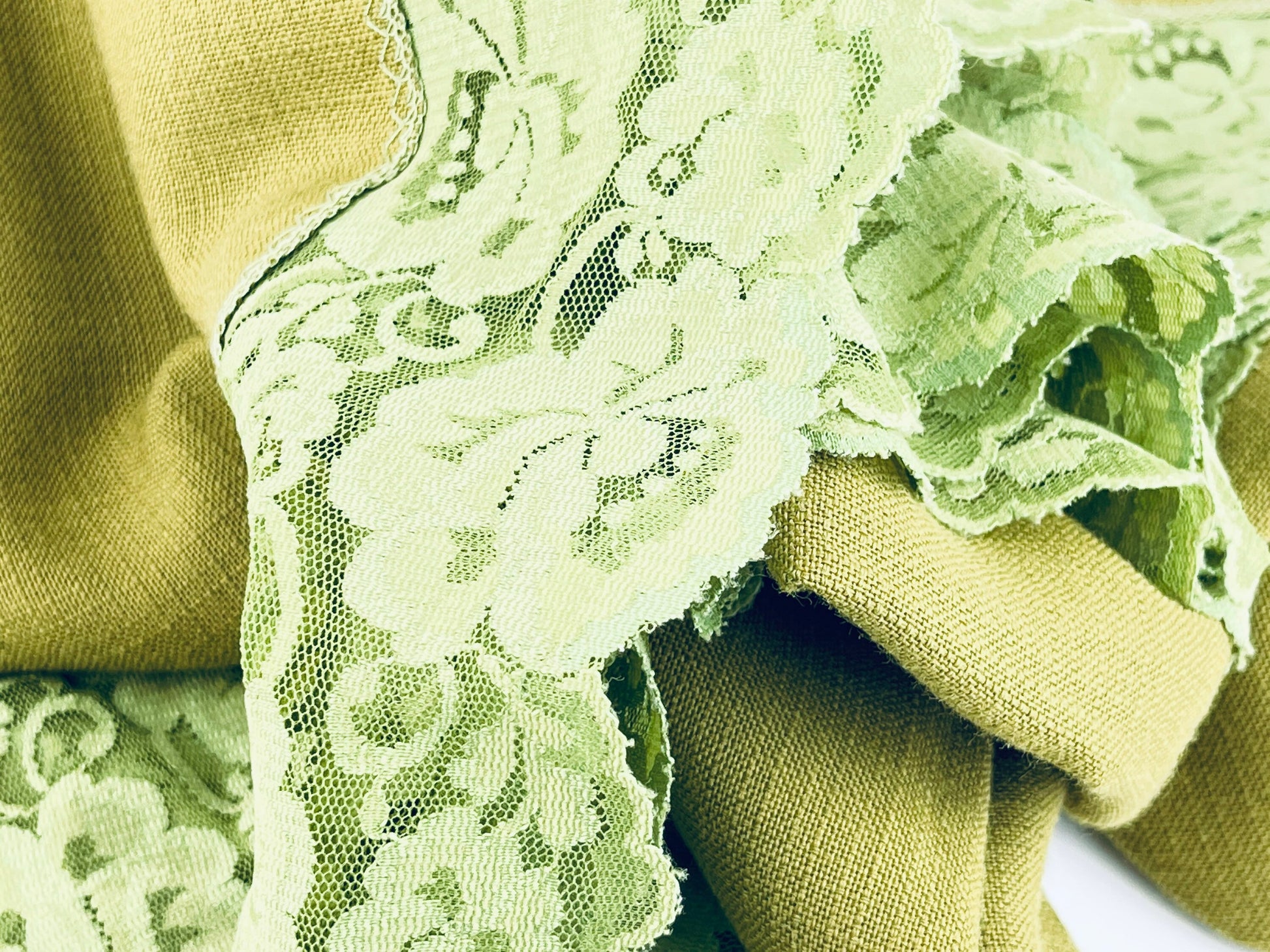 Product image for 'vintage olive green lace edge table cloth 51 x 67' (view 660838)