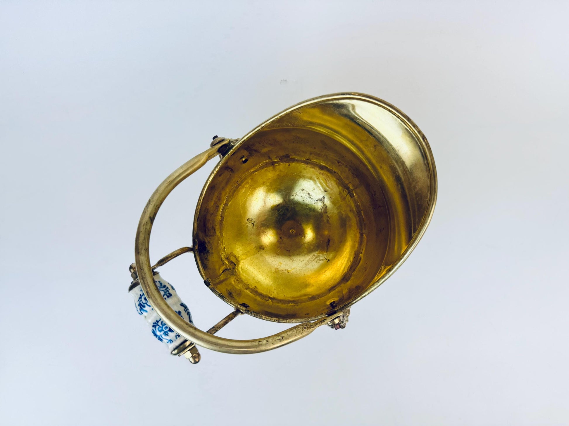 Product image for 'vintage brass lion head coal scuttle bucket elegant fireplace accent' (view c2deb7)