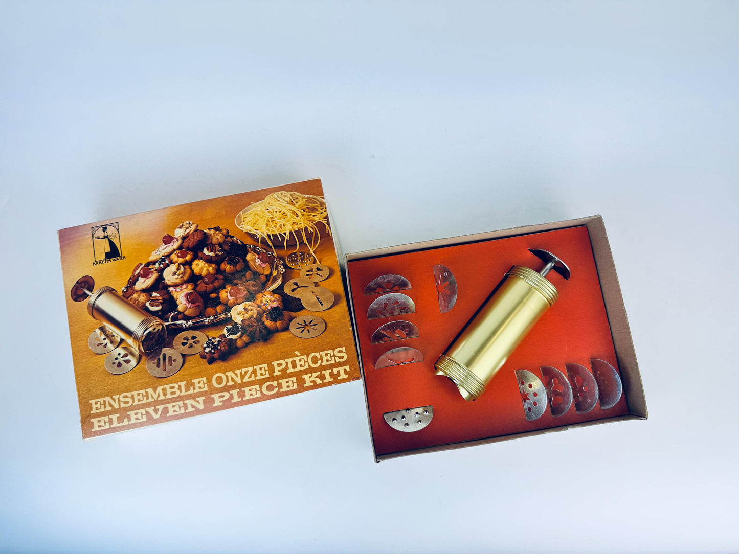 Product image for 'vintage bakersware cookie noodle maker eleven piece kit' (view b4468f)