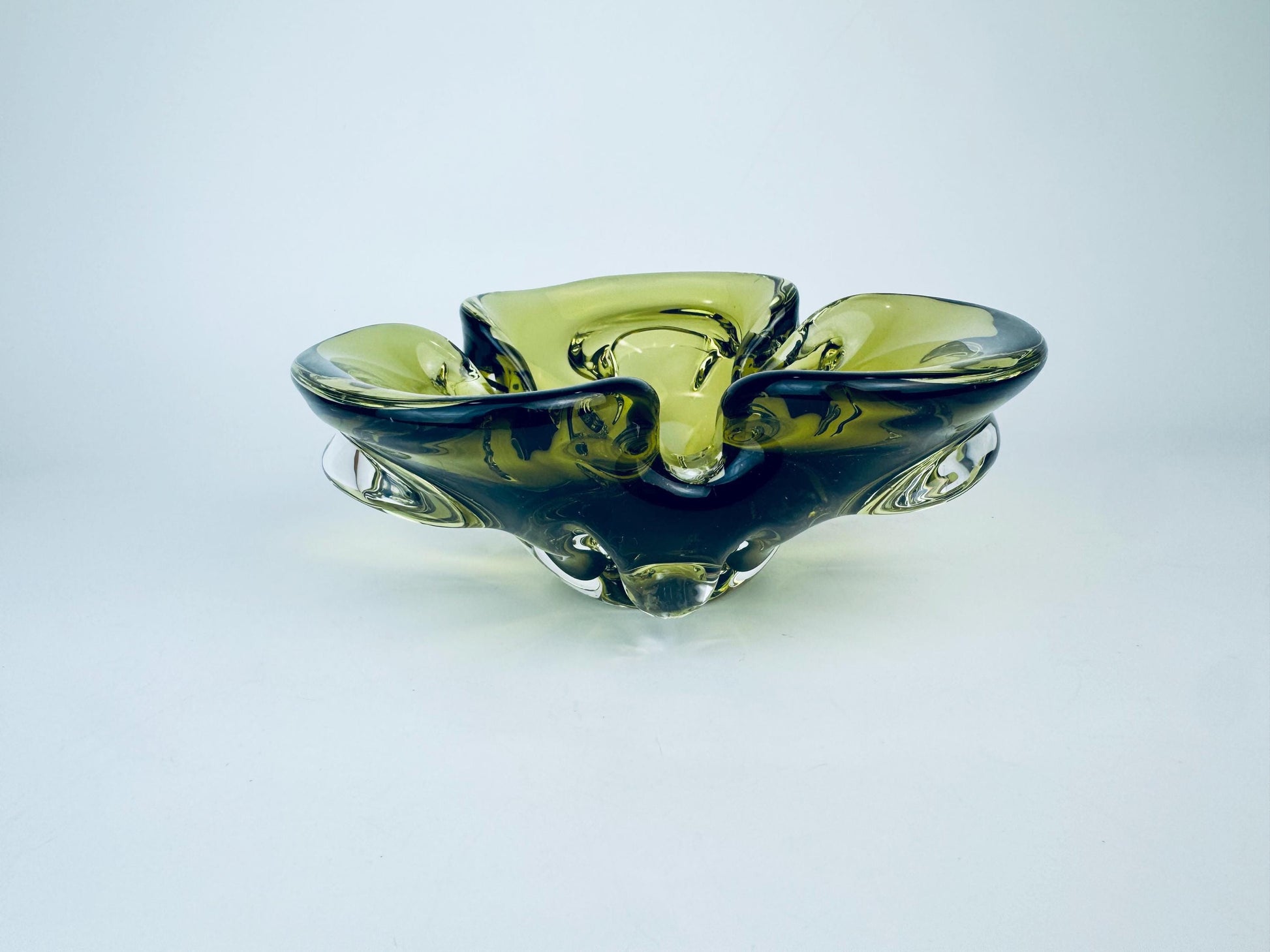 Product image for 'vintage olive green chalet glass ashtray bowl made in canada' (view de1573)