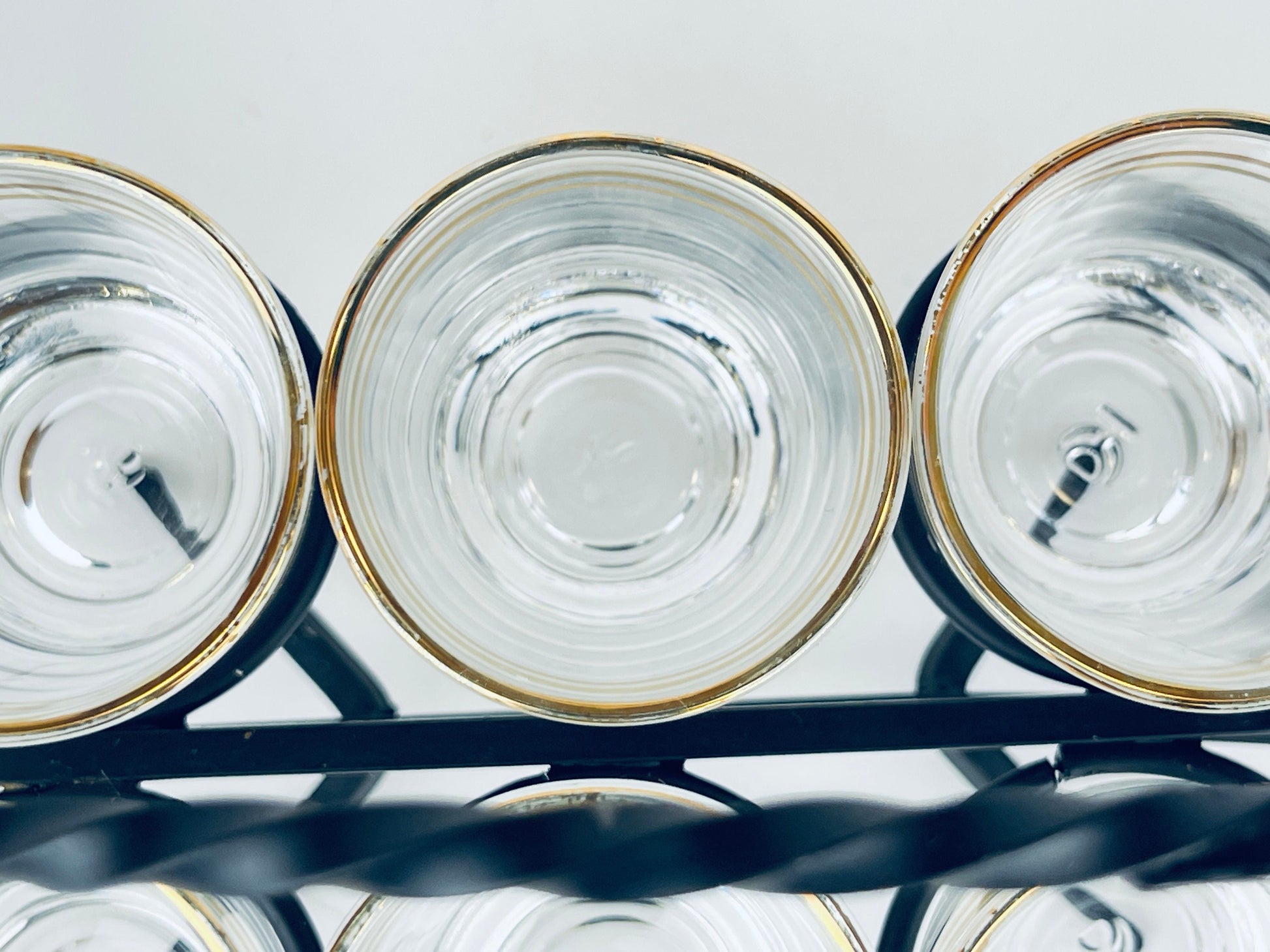 Product image for 'vintage gold striped clear shot glass barware set black metal leaf carrier' (view 0fb179)