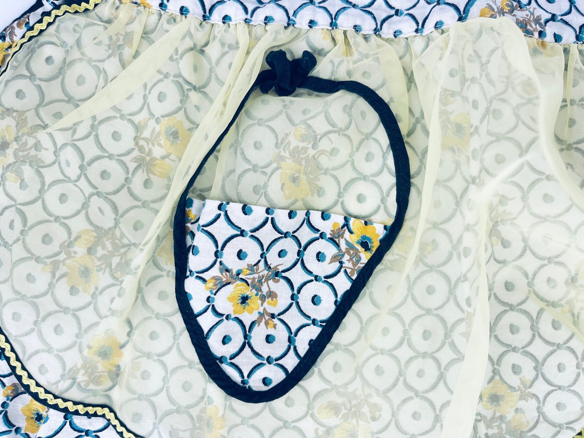 Product image for 'vintage semi sheer yellow floral geometric circle eyelet pocket waist apron scalloped front' (view 625803)