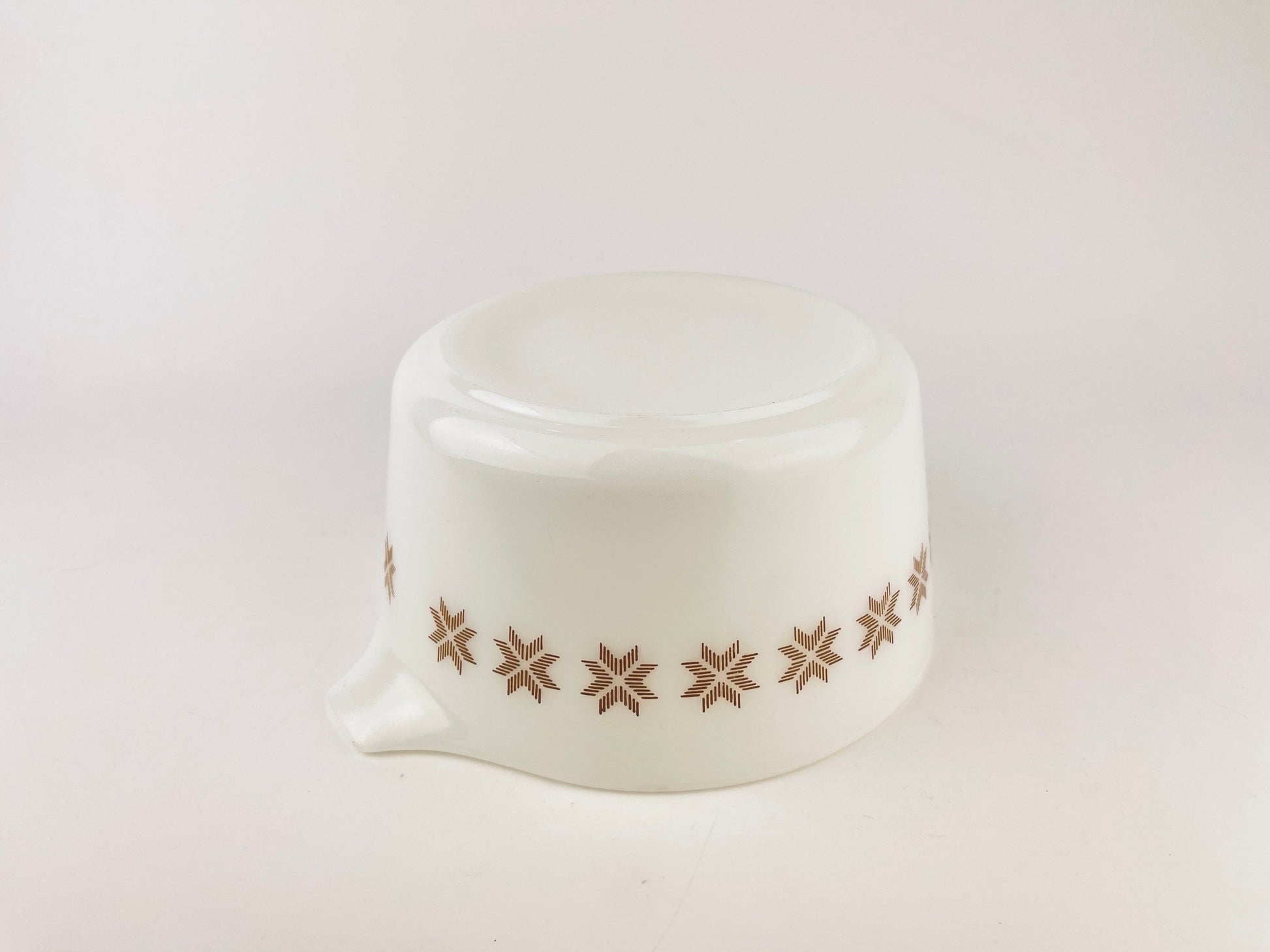 Product image for 'vintage town country pyrex casserole dish 473 1 qt brown point star design' (view c0e6e5)