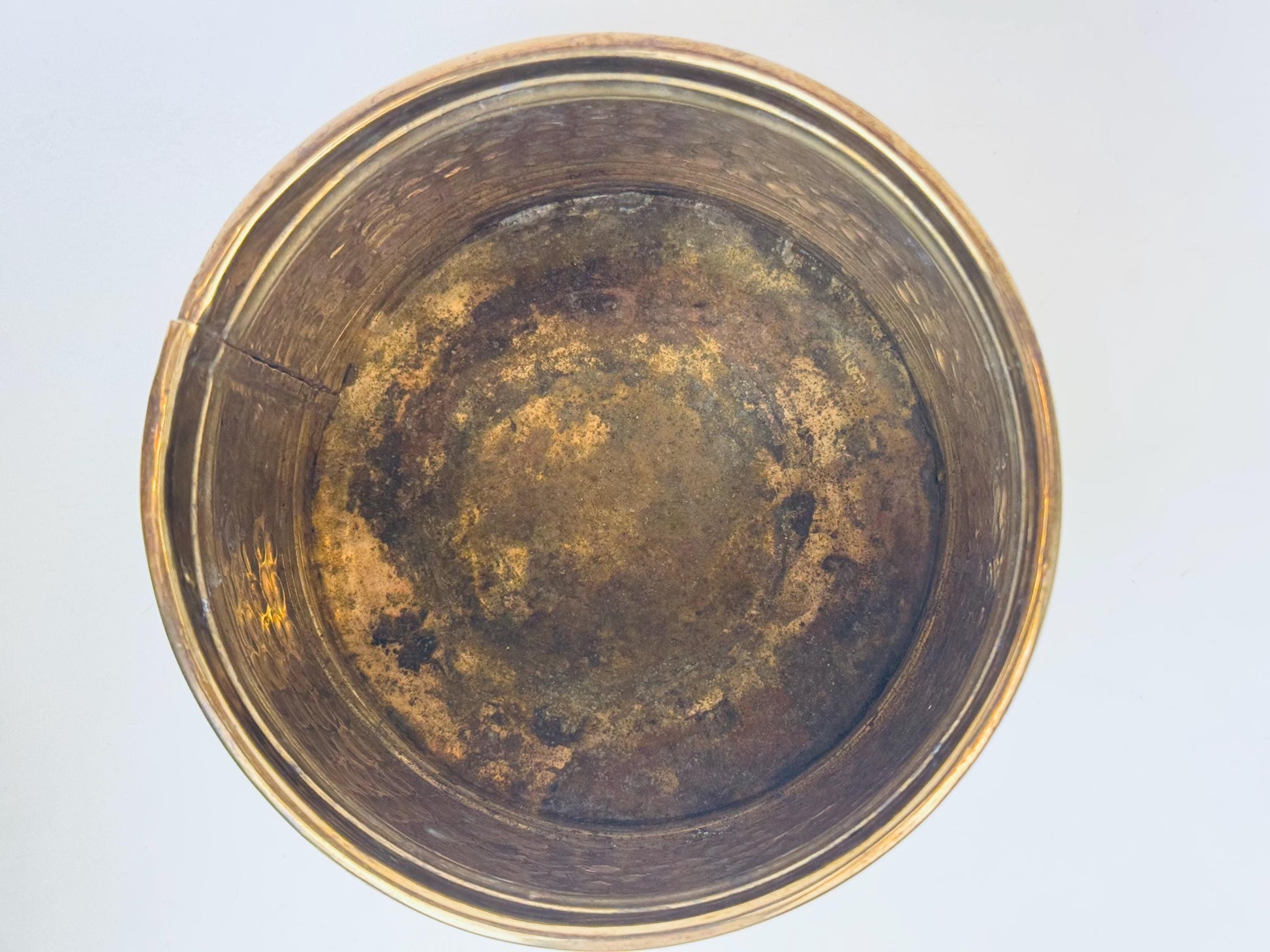 Product image for 'vintage 6 hammered brass indoor planter pot' (view 7059bd)