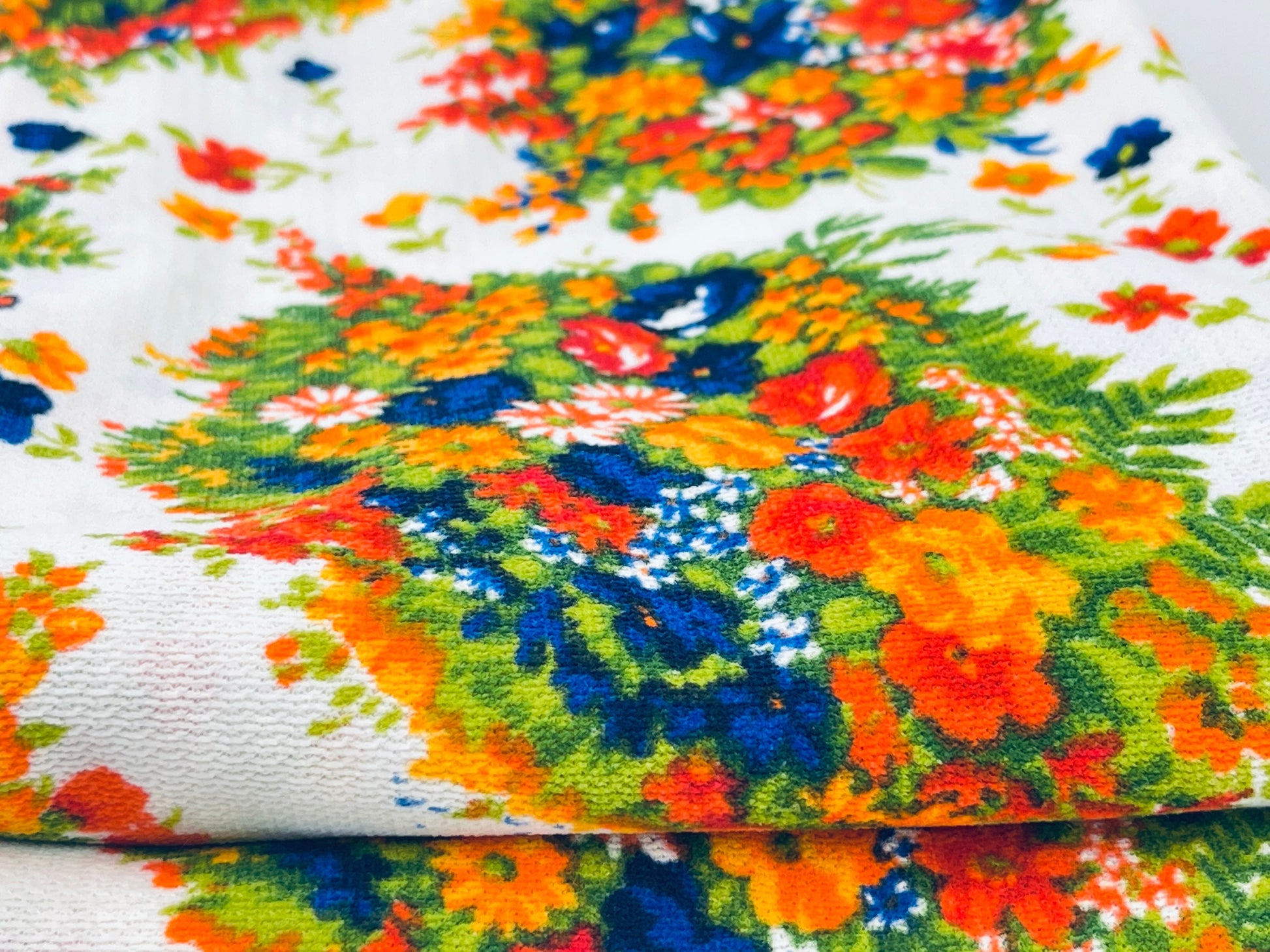 Product image for 'vintage bright floral white polyester stretch fabric 46 x 88' (view fbecd6)