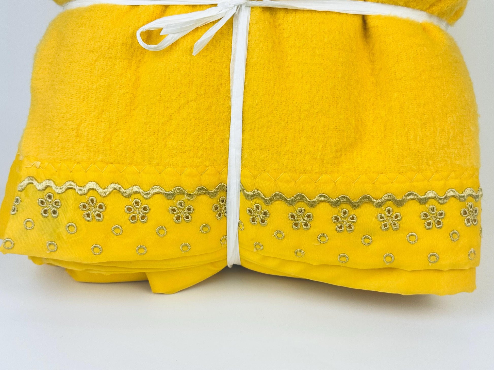 Product image for 'vintage yellow acrylic full blanket 82 x 92 floral eyelet satin ribbon trim made in canada' (view 4d321f)