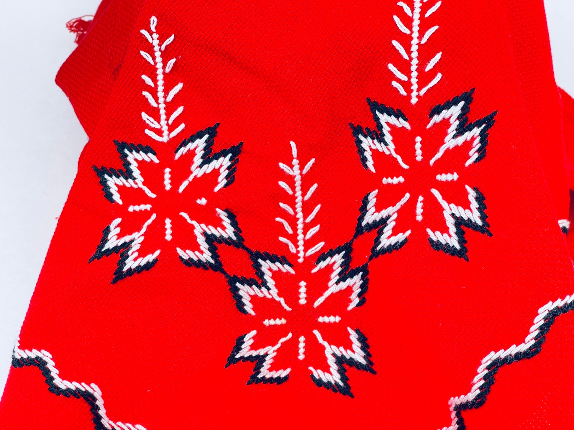 Product image for 'vintage christmas red fringe square table cloth embroidered poinsettia linen 25 x 25' (view 65dd9f)