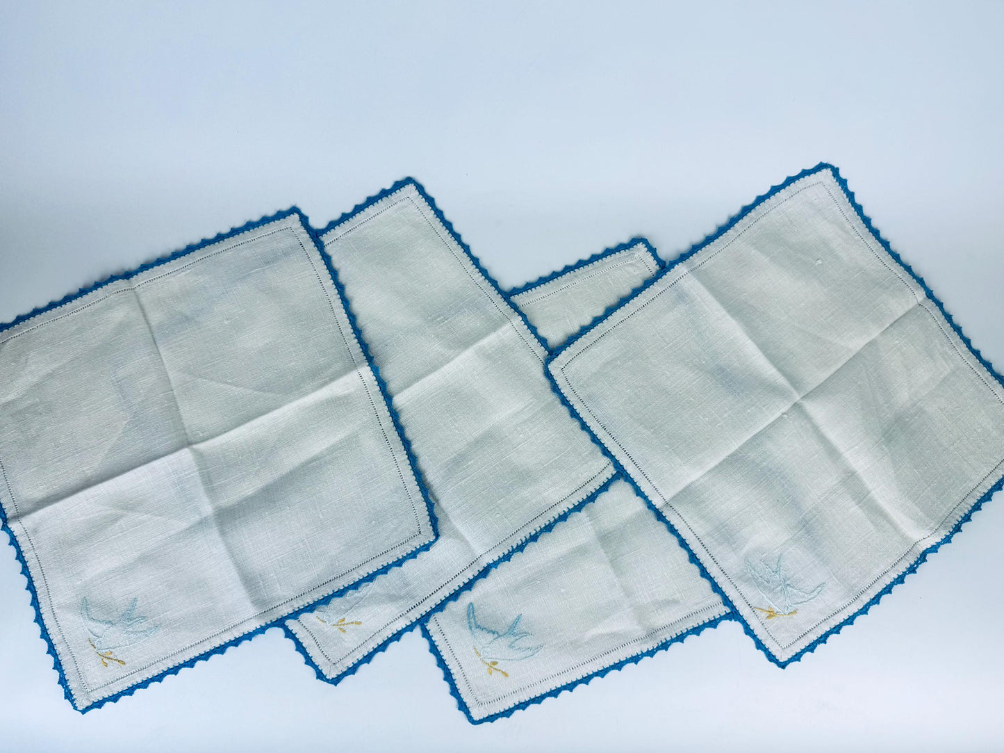 Product image for 'vintage 1940s embroidered linen napkins beige blue lace edge bird motif set of 4 table linens' (view 5bbc8a)