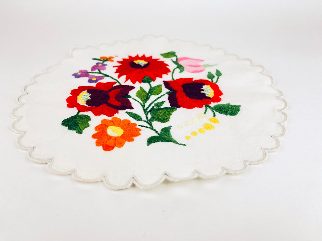 Product image for 'vintage circular scalloped edge folks floral pattern table linen doily' (view aef8cd)