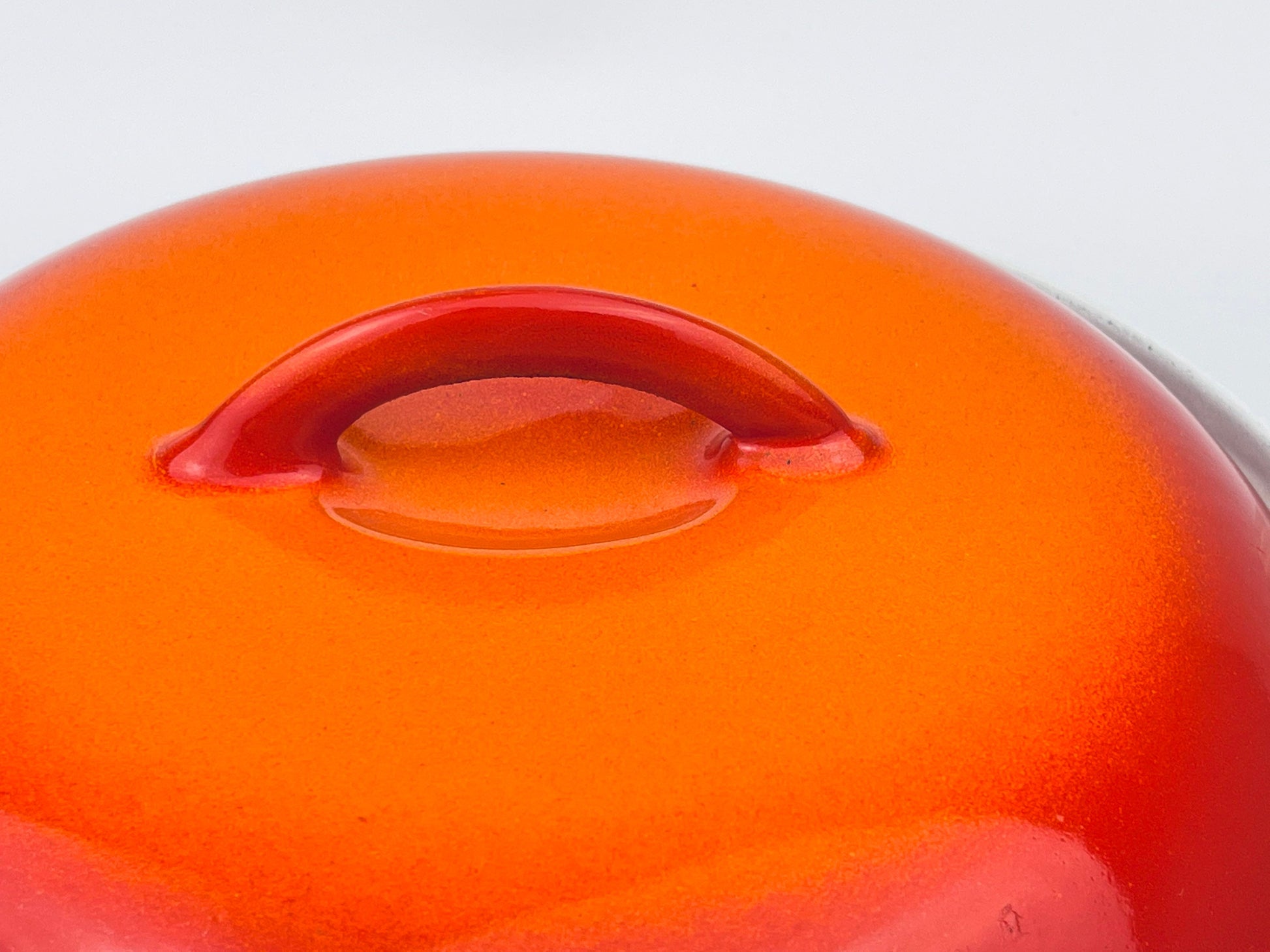 Product image for 'vintage descoware cast iron circular dutch oven ombre orange enamelled m 17 d 22 made in belgium' (view 50ae71)
