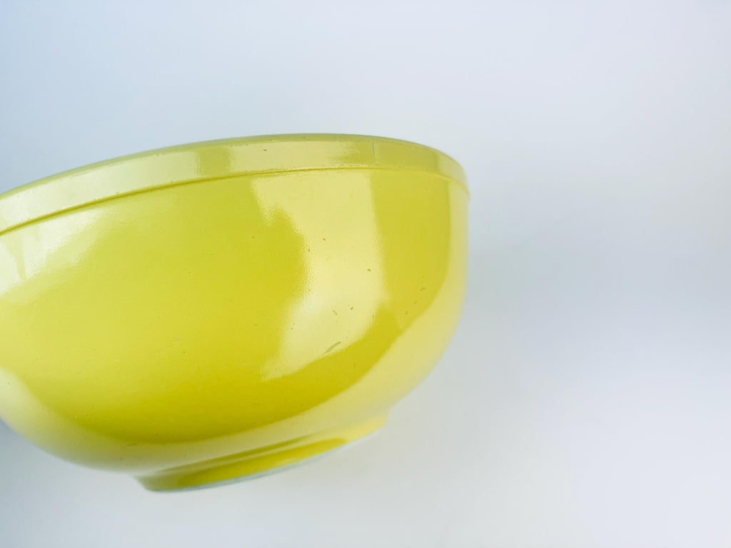 Product image for 'vintage pyrex primary colour yellow mixing bowl original colour bowl 1940s logo' (view 47a5d1)