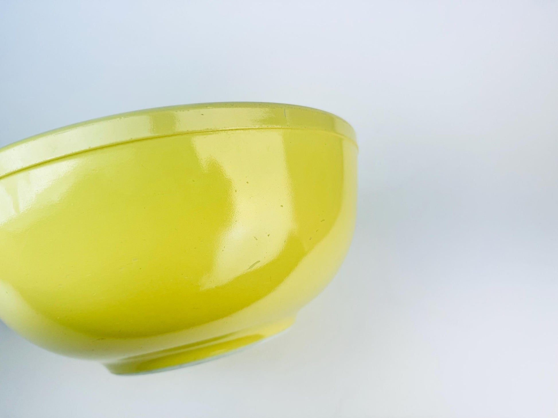 Product image for 'vintage pyrex primary colour yellow mixing bowl original colour bowl 1940s logo' (view 47a5d1)