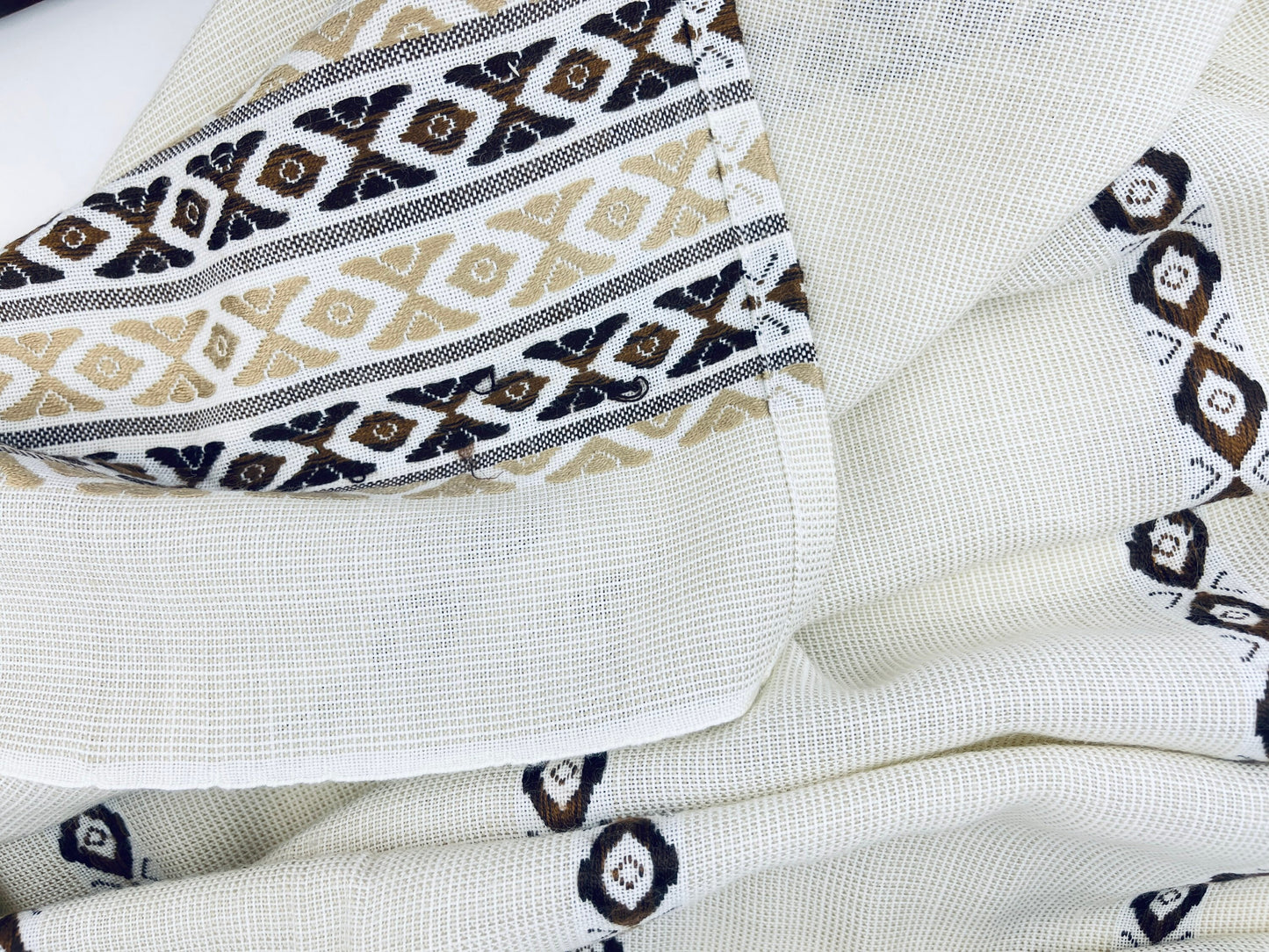 Product image for 'vintage beige acrylic embroidered table cloth geometric pattern 49 x 59' (view 586cf8)