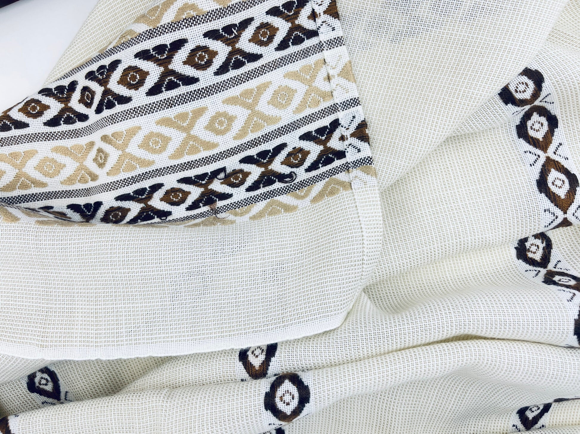 Product image for 'vintage beige acrylic embroidered table cloth geometric pattern 49 x 59' (view 586cf8)