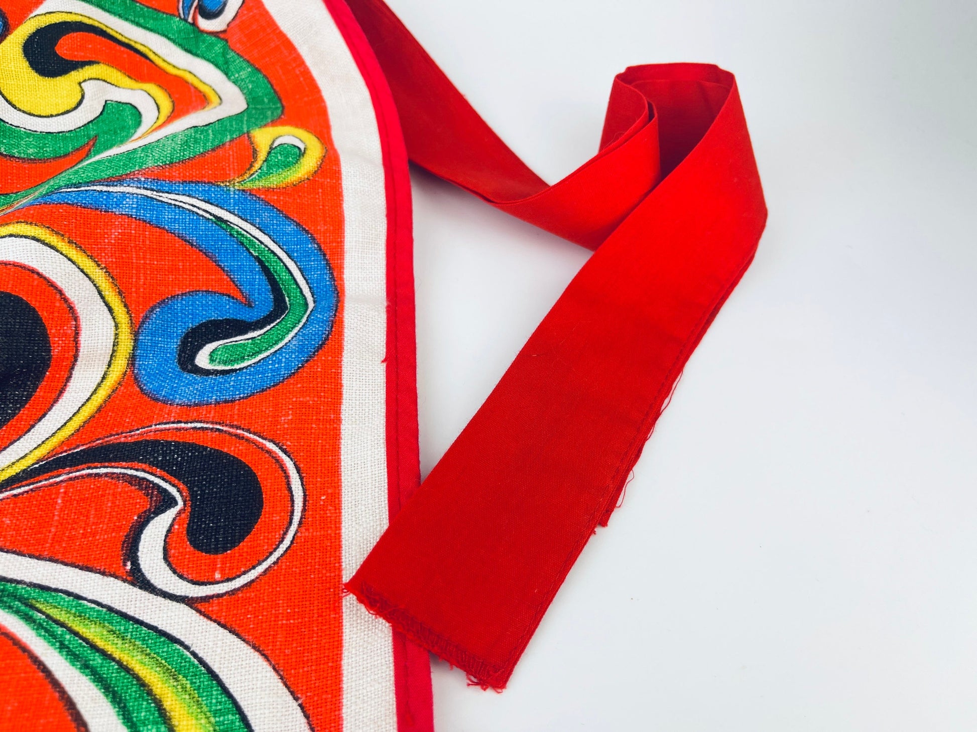 Product image for 'vintage paisley linen waist apron red strings' (view 0842f8)
