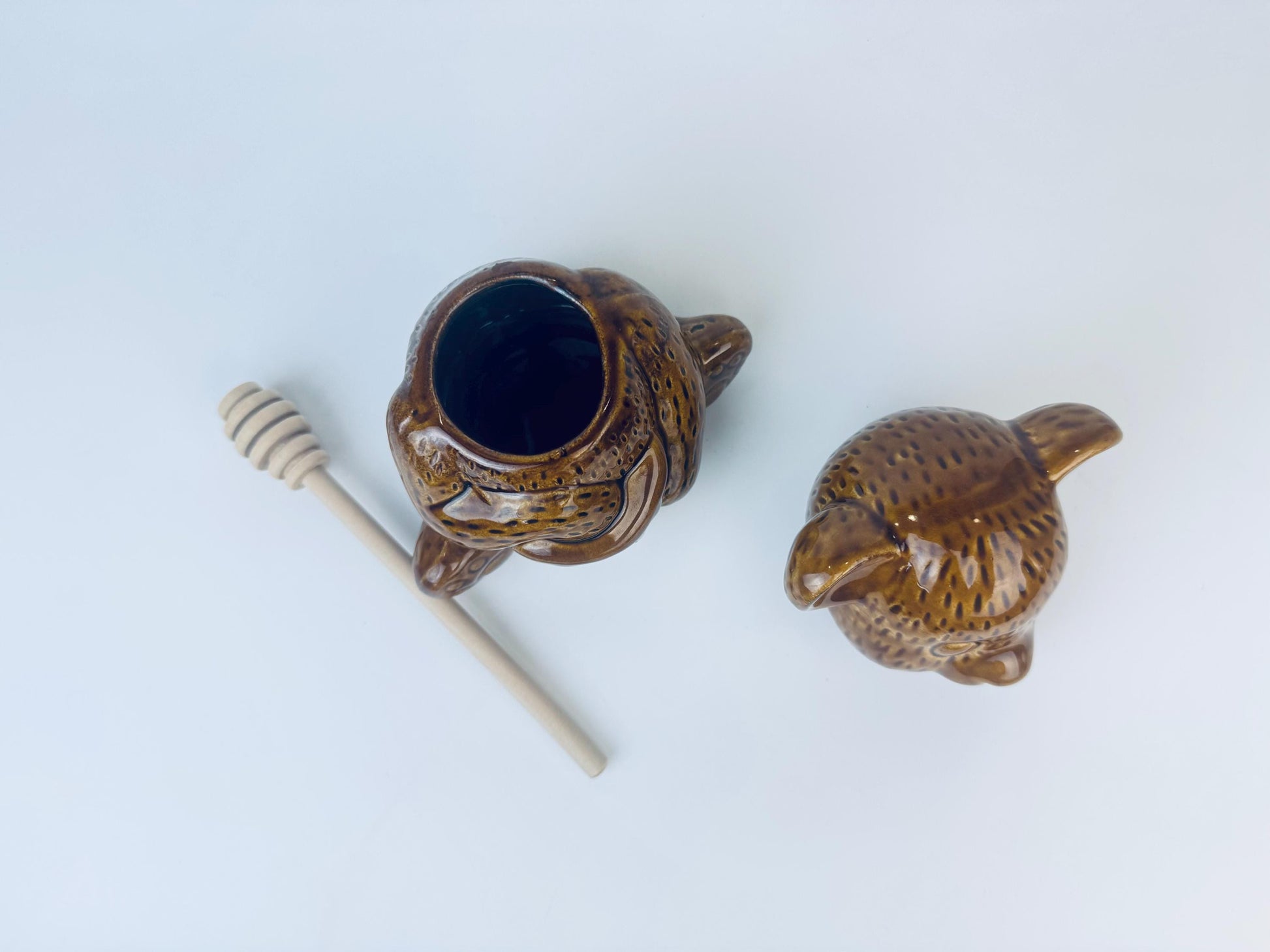 Product image for 'vintage glazed ceramic bear honey pot jar wooden honey dipper' (view 5b54ba)