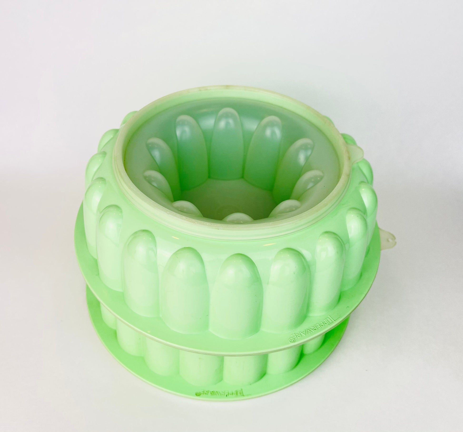 Product image for 'vintage tupperware jello mould lime green clear' (view 585cf6)