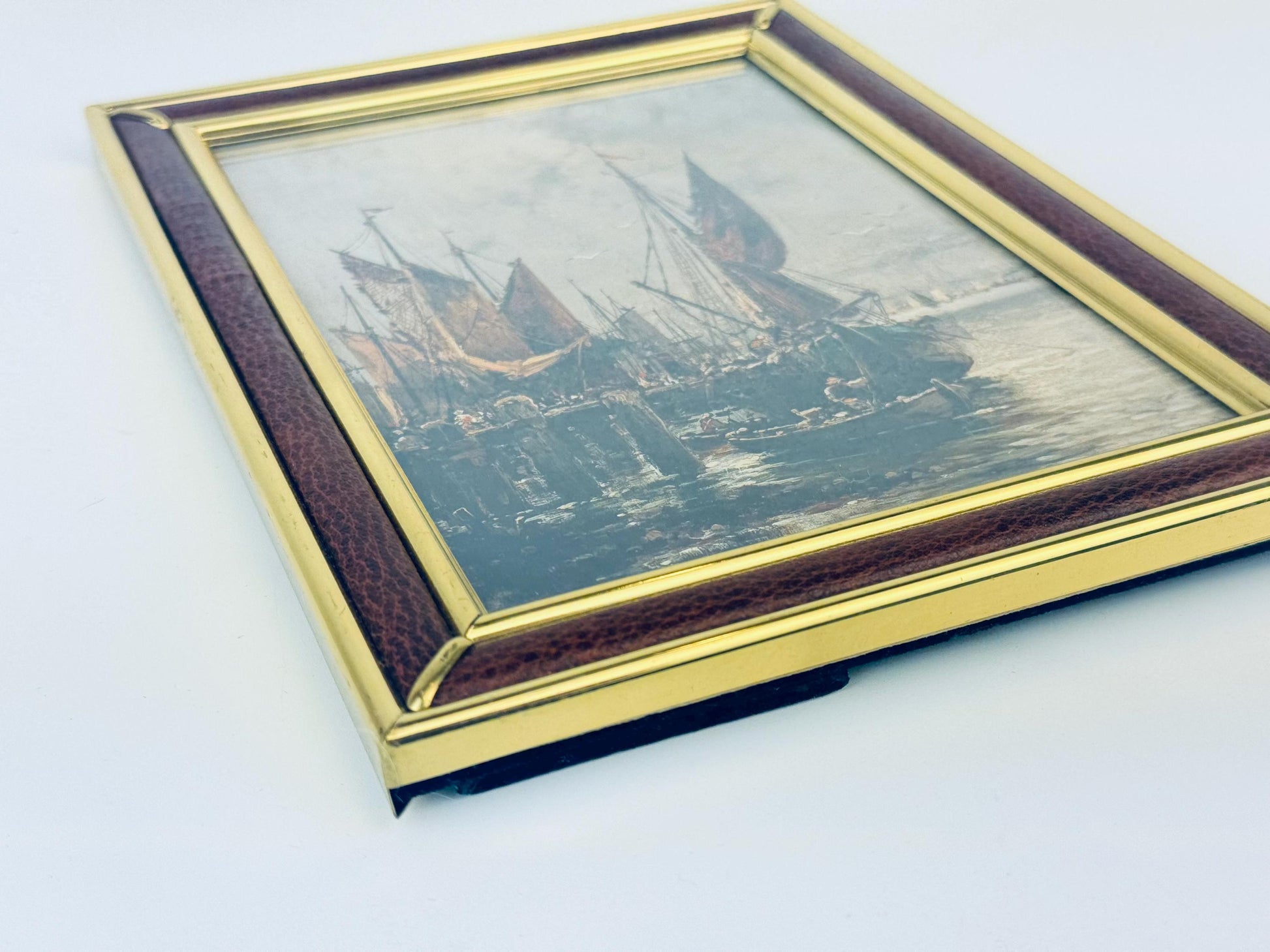 Product image for 'vintage faux brown leather gold brass tabletop picture frame 5 x 7' (view 37313b)