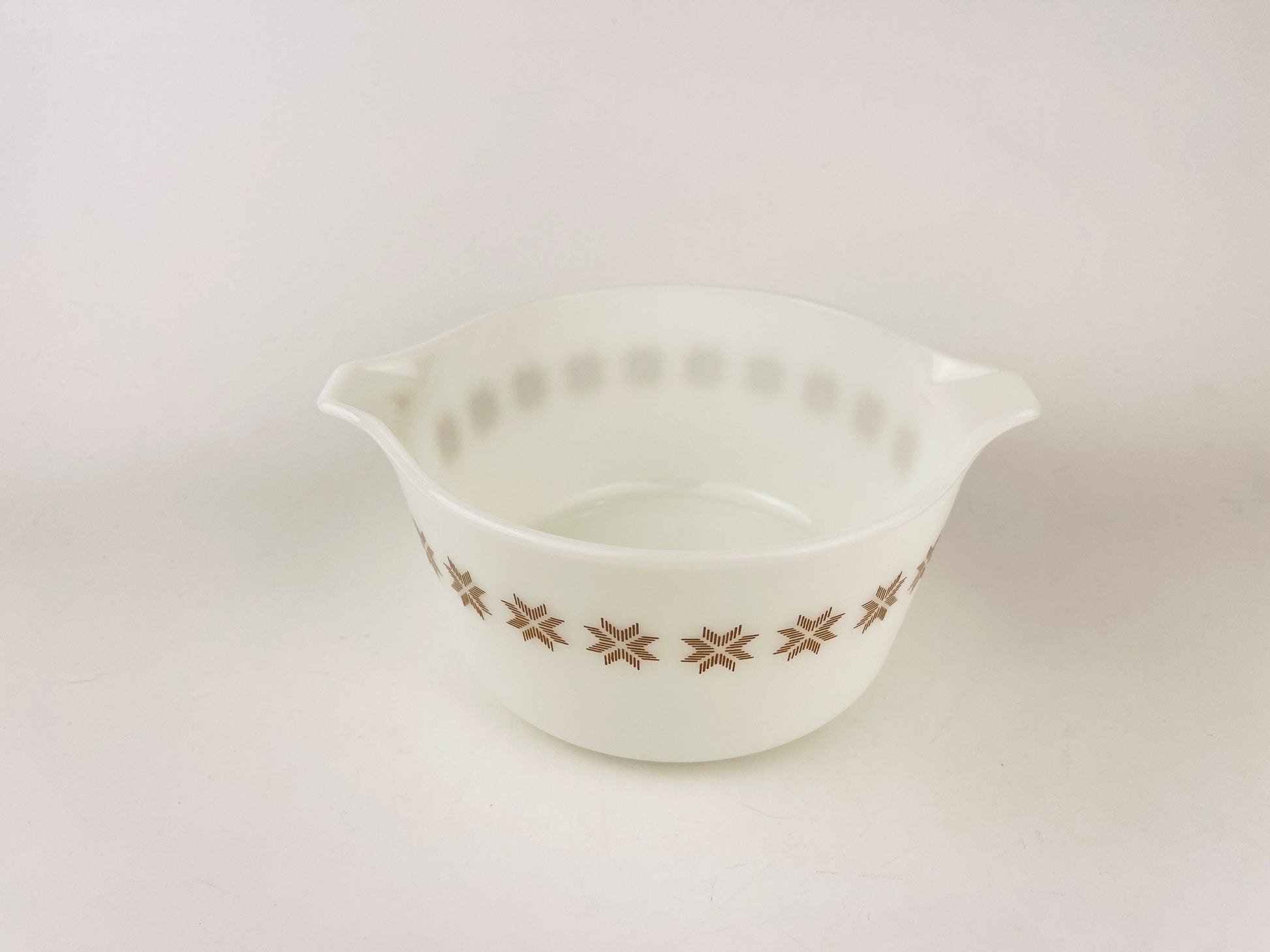 Product image for 'vintage town country pyrex casserole dish 473 1 qt brown point star design' (view 32baa2)